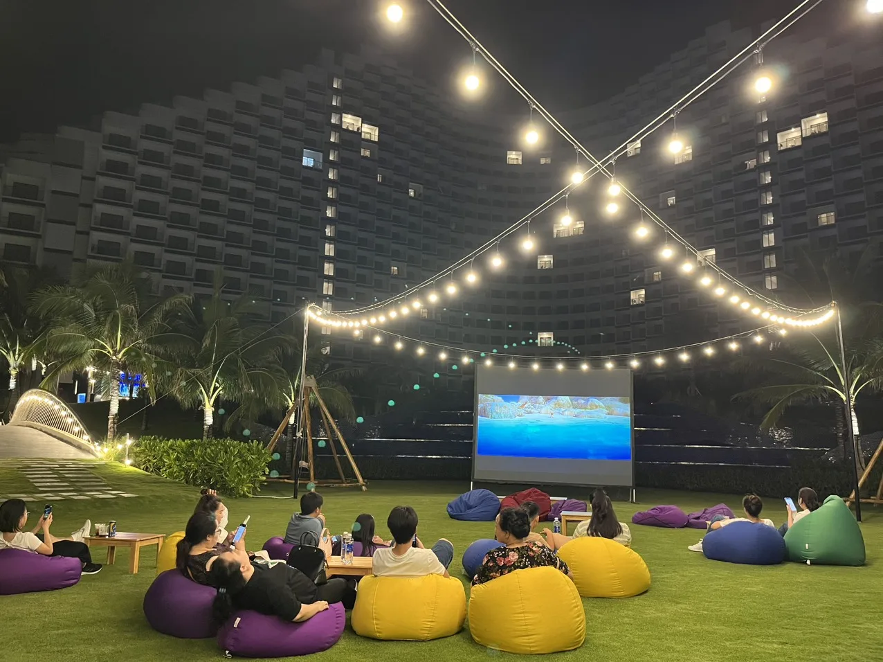 The Empyrean Cam Ranh trở nên nổi bật khi lên đèn, mang đến không gian dạo chơi và nghỉ ngơi nhẹ nhàng sau một ngày bên biển.