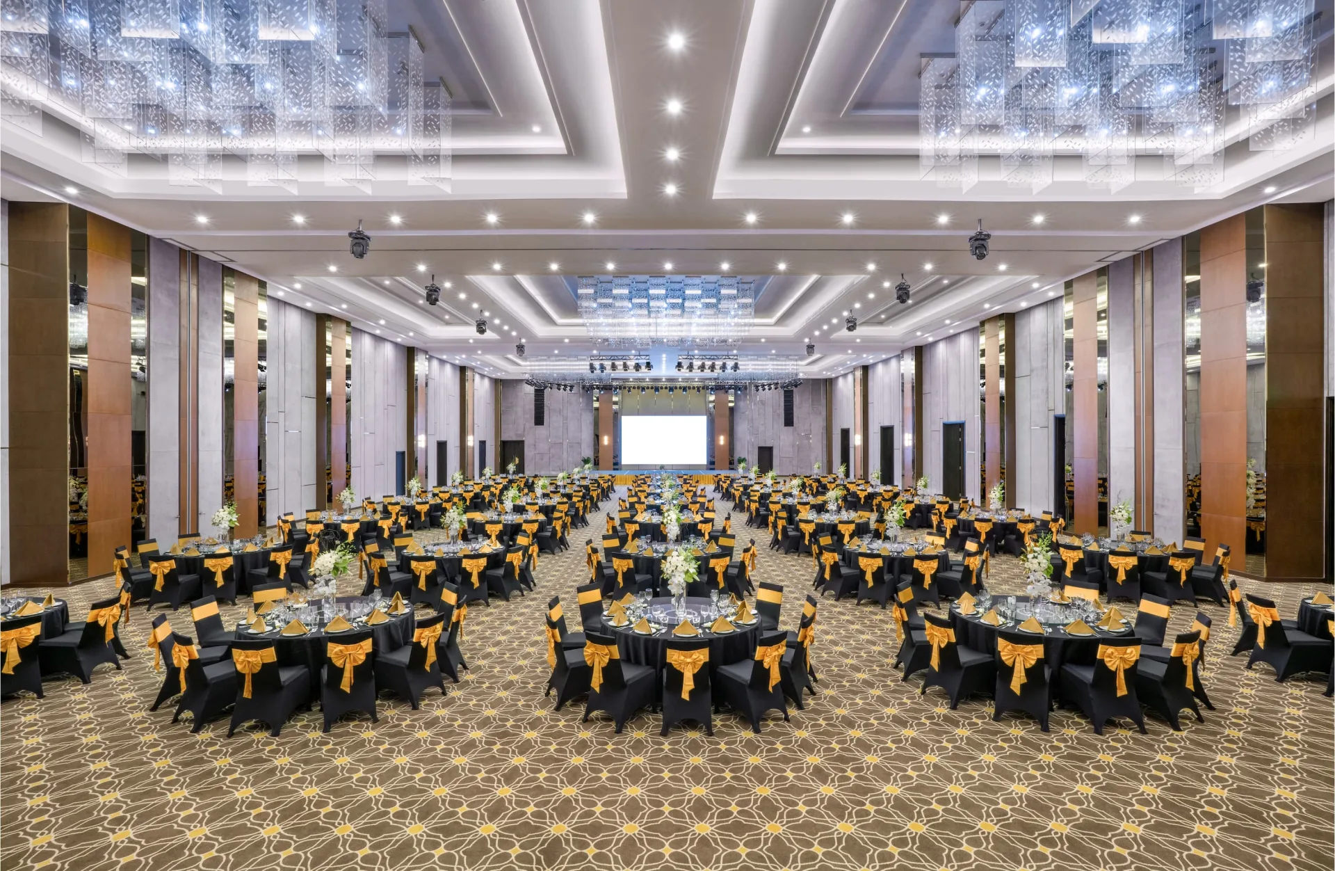 Không gian hội nghị hiện đại có sức chứa lớn cho sự kiện và gala dinner.
