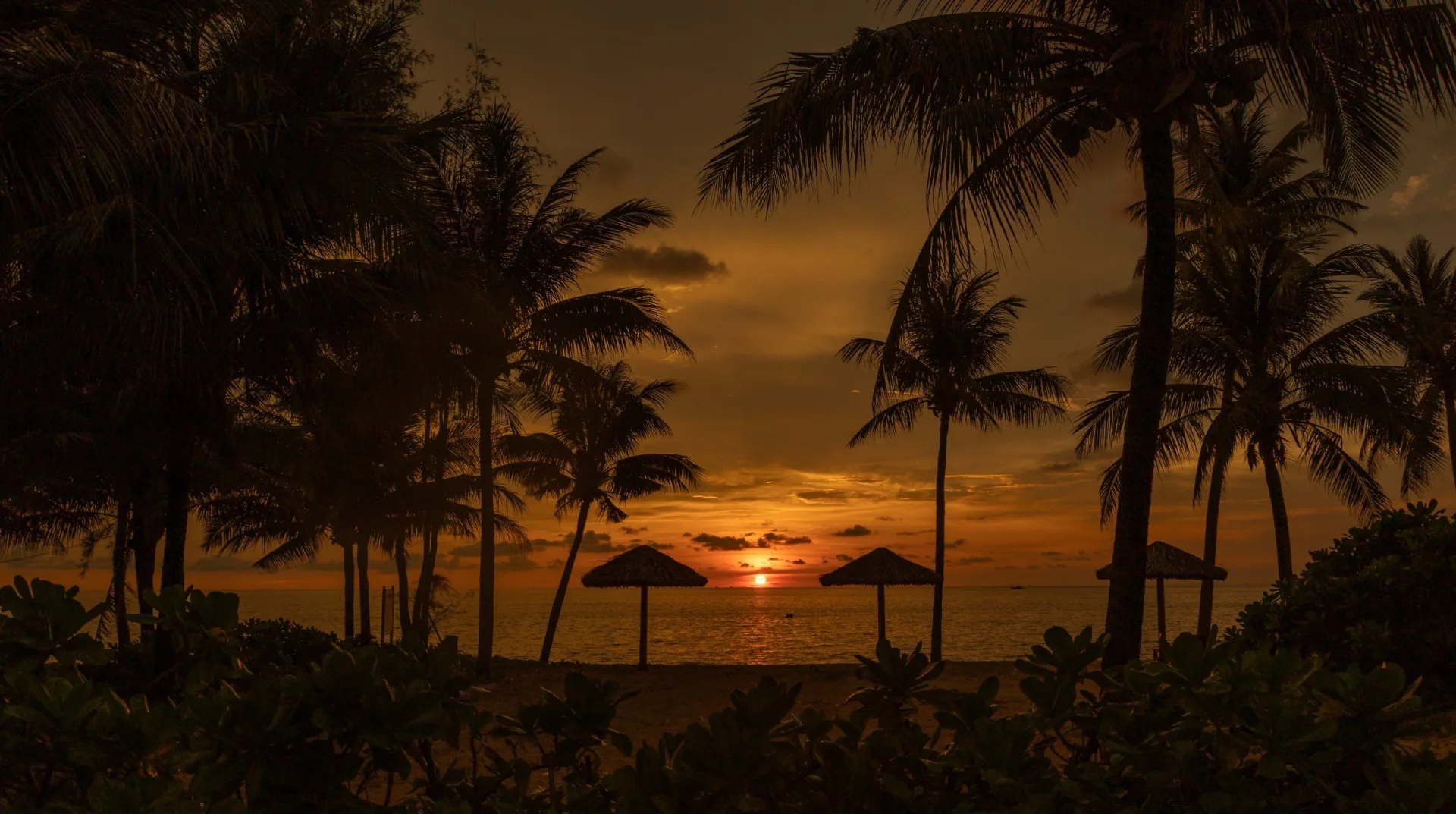 Thư giãn bên bãi biển riêng của Sonaga Beach Resort & Villas Phú Quốc.
