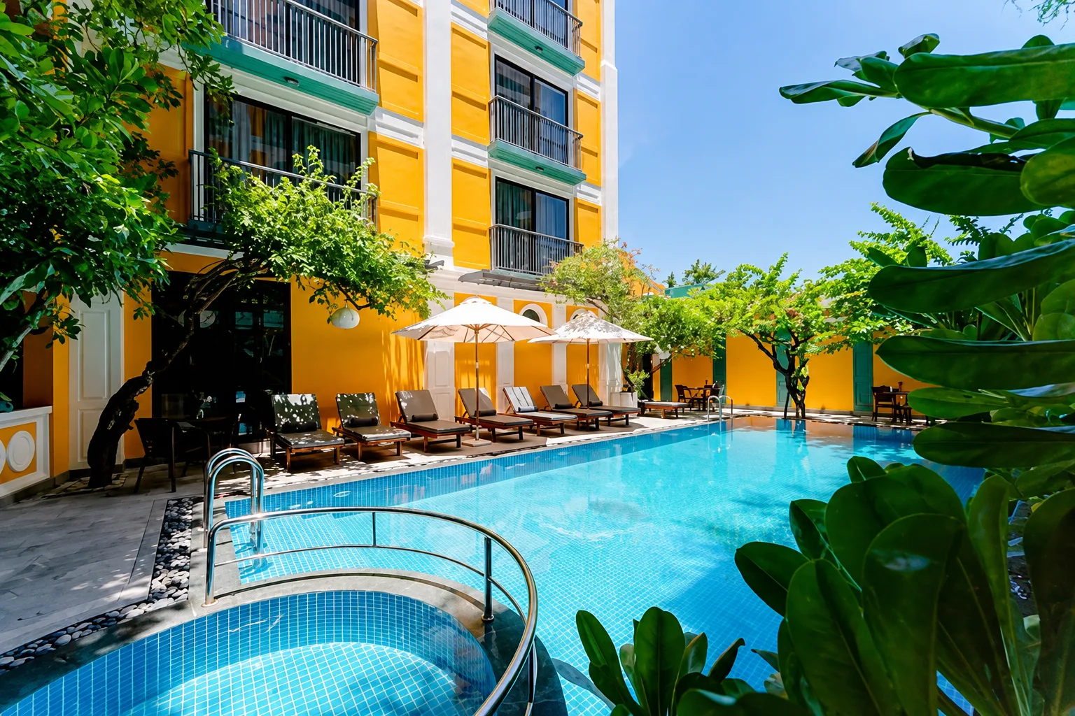 Hồ bơi ngoài trời xanh mát tại Son Hoi An Boutique Hotel & Spa, nổi bật giữa không gian kiến trúc vàng đặc trưng và khu vườn nhiệt đới. Đây là nơi lý tưởng để thư giãn, tắm nắng và tận hưởng kỳ nghỉ yên bình gần phố cổ Hội An.