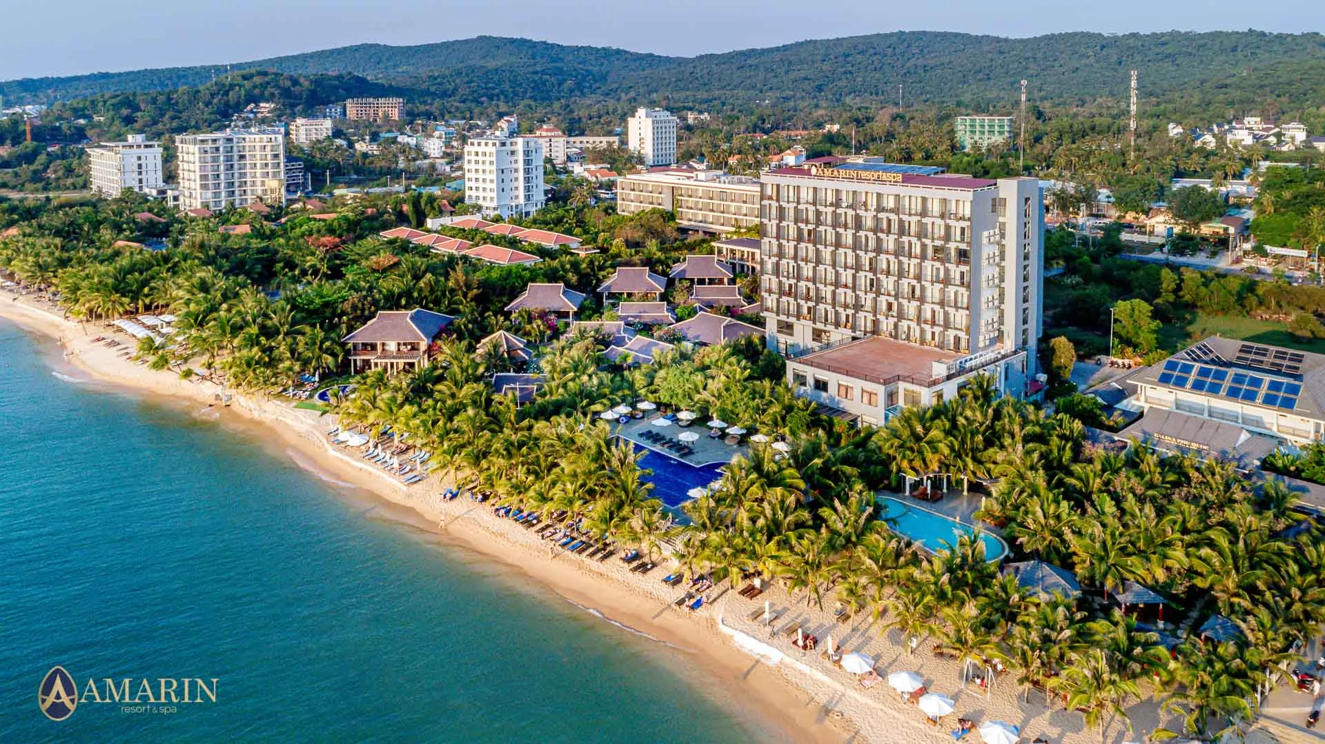 Toàn cảnh Amarin Resort & Spa Phú Quốc nằm bên bờ biển Trần Hưng Đạo, thuận tiện nghỉ dưỡng và khám phá đảo ngọc.