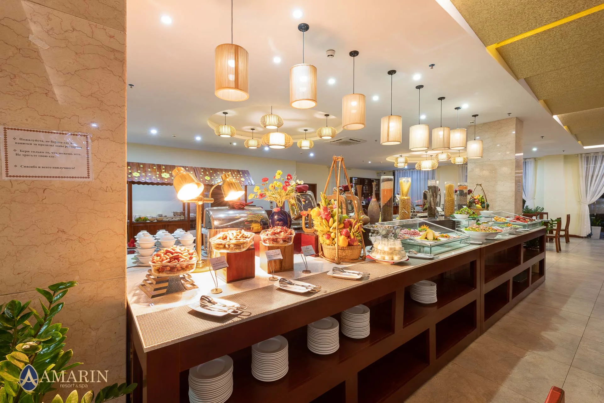 Hải sản tươi và các món ăn địa phương góp phần tạo nên trải nghiệm ẩm thực hấp dẫn.