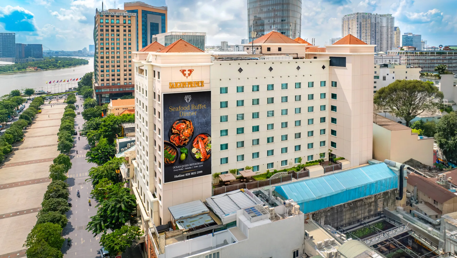 Saigon Prince Hotel sở hữu vị trí nổi bật ngay trung tâm phố đi bộ Nguyễn Huệ, thuận tiện cho hành trình khám phá TP.HCM.