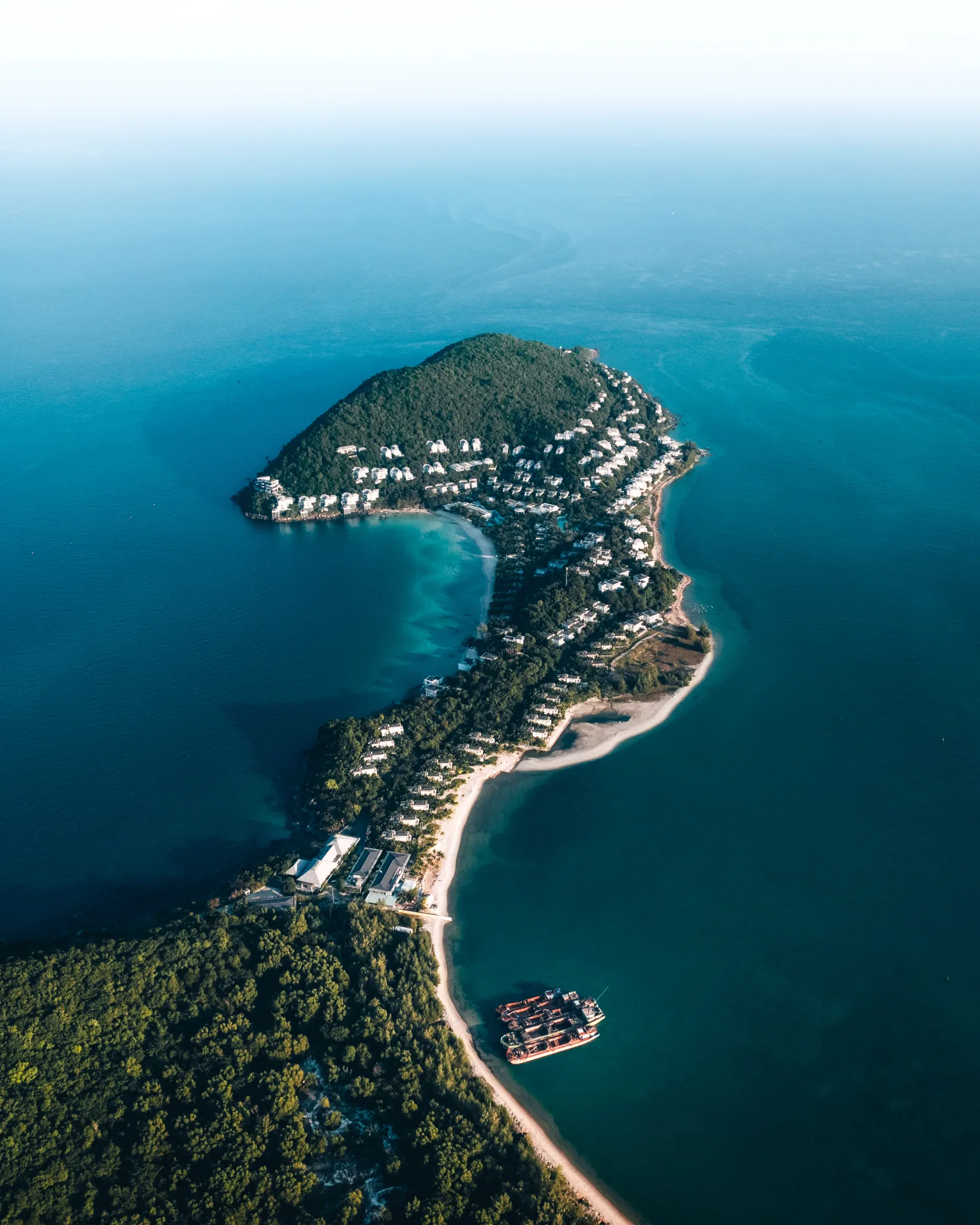 Toàn cảnh Premier Village Phú Quốc Resort tại Mũi Ông Đội – khu nghỉ dưỡng biệt thự cao cấp nằm giữa hai mặt biển.