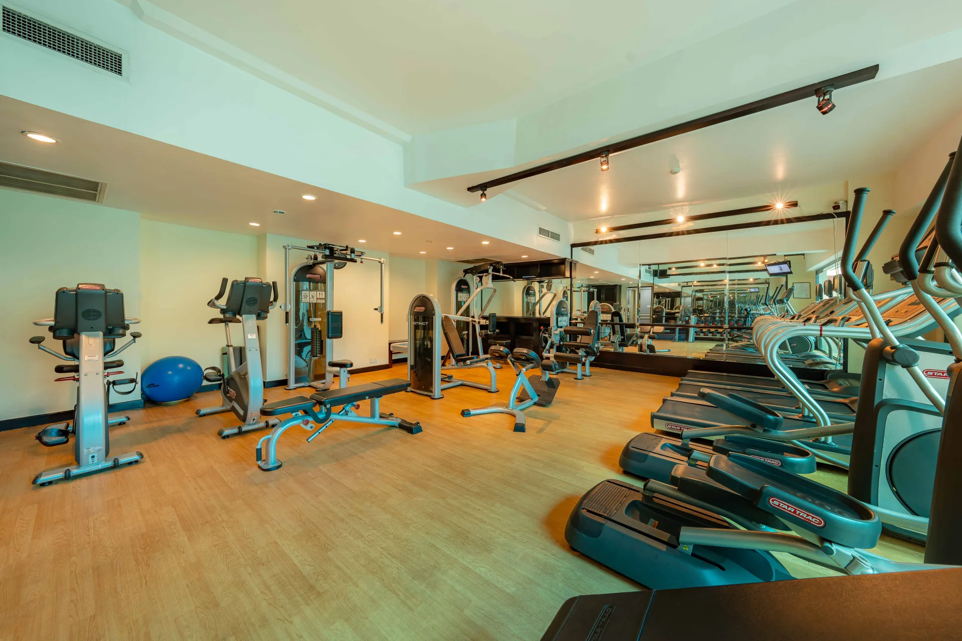 Phòng gym giúp du khách duy trì lịch vận động trong suốt kỳ nghỉ hoặc chuyến công tác.