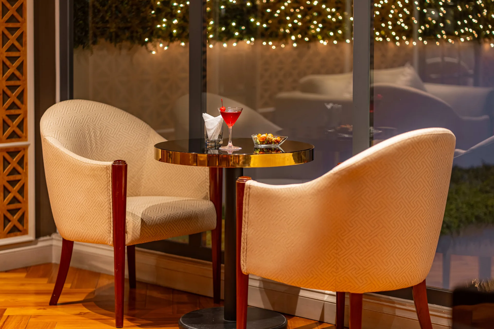 Từ Saigon Prince Hotel, du khách dễ dàng khám phá nhịp sống sôi động của trung tâm Sài Gòn về đêm.