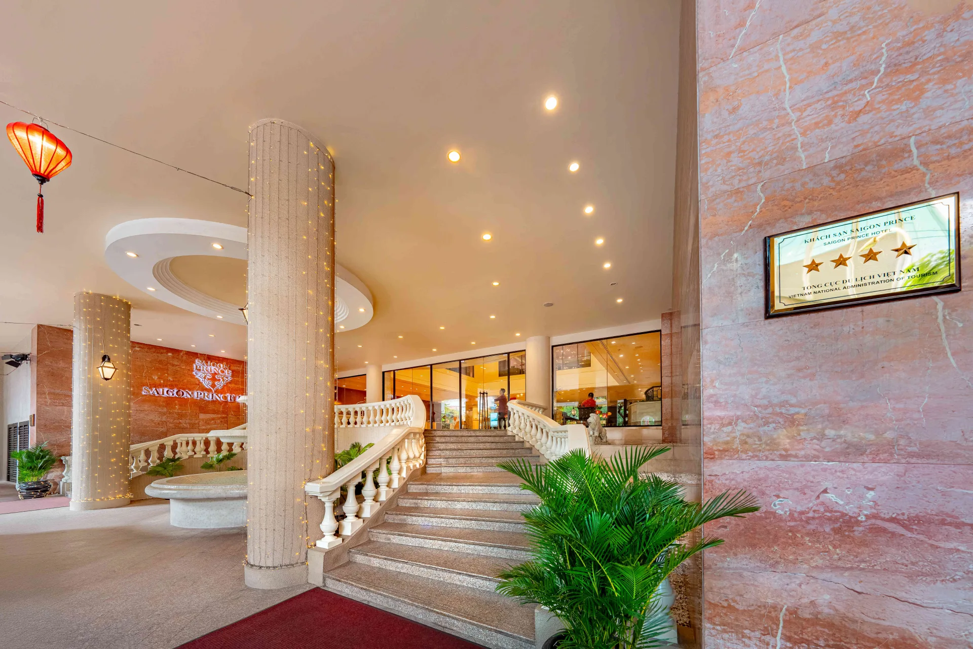Không gian sảnh thanh lịch mang đến cảm giác chỉn chu ngay từ khi du khách bước vào Saigon Prince Hotel.