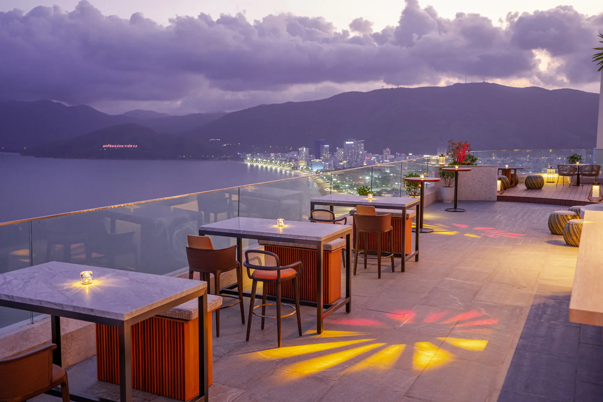 Sky41 là điểm hẹn lý tưởng để ngắm hoàng hôn, thưởng thức đồ uống và cảm nhận Quy Nhơn từ trên cao.