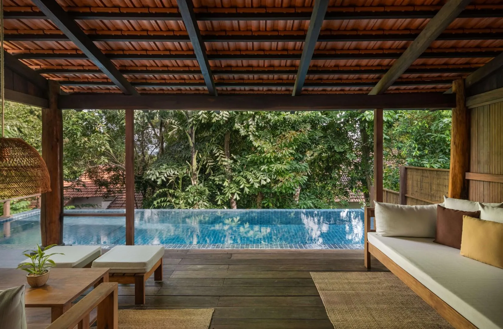 Hồ bơi riêng giữa khu vườn nhiệt đới mang đến những phút giây thư giãn riêng tư ngay tại villa.