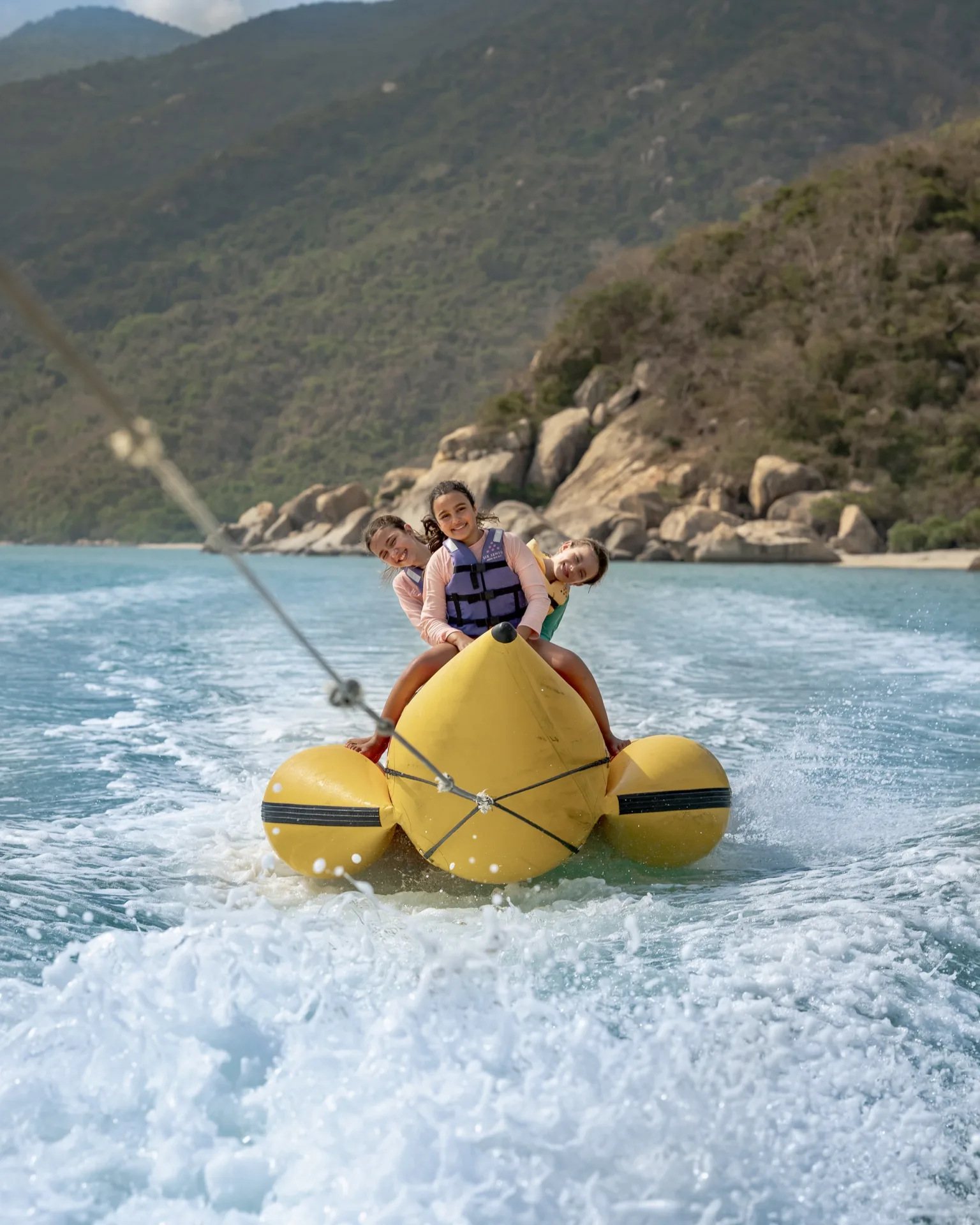 Du khách có thể khám phá vịnh Ninh Vân qua các hoạt động kayak, chèo SUP và trải nghiệm biển.