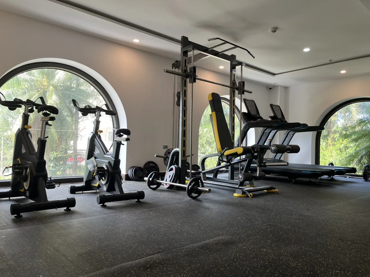 Duy trì thói quen vận động trong kỳ nghỉ với không gian phòng tập tiện nghi ngay tại khách sạn.