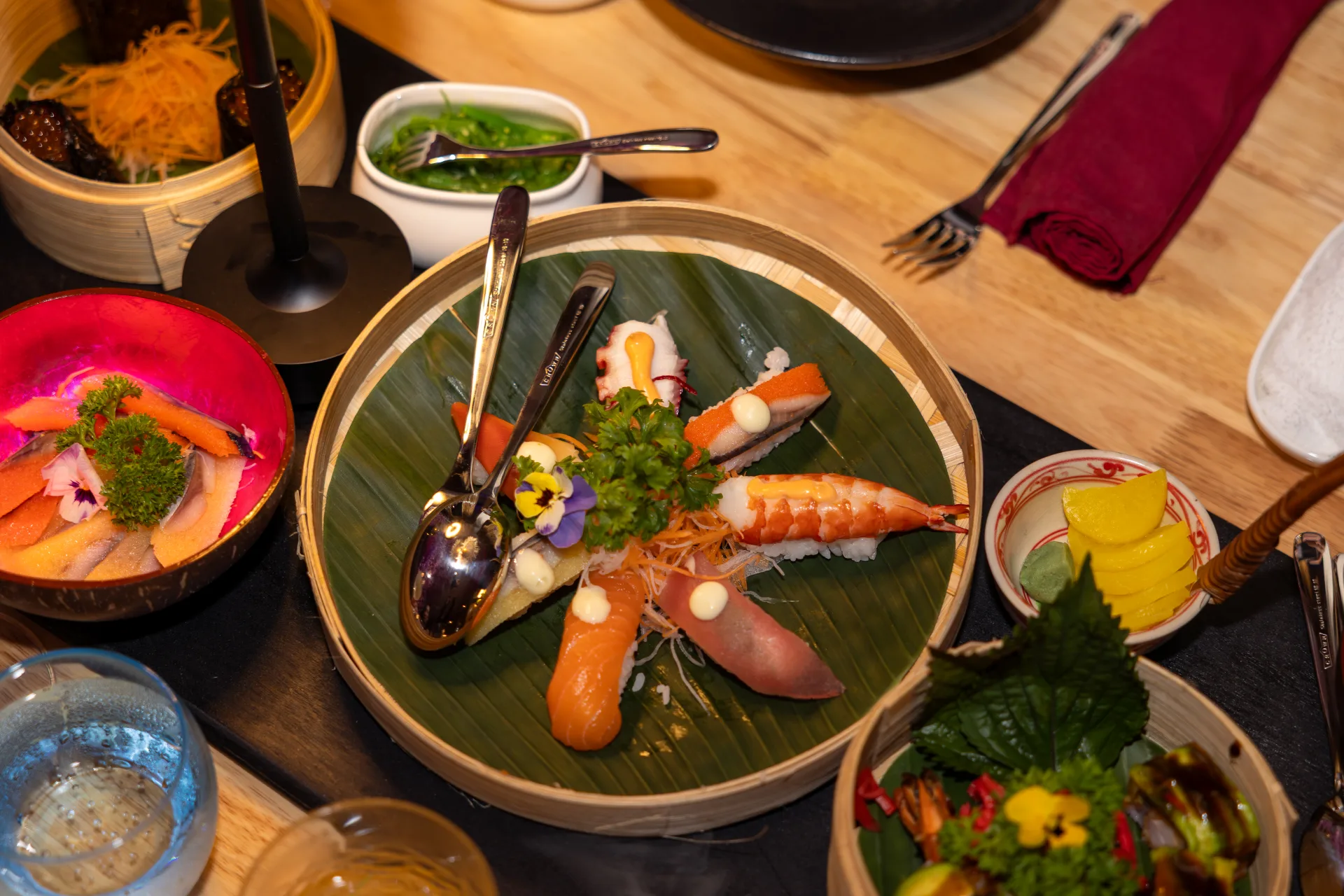 Thưởng thức tinh hoa ẩm thực địa phương và quốc tế trong không gian sang trọng, góp phần làm trọn vẹn kỳ nghỉ.