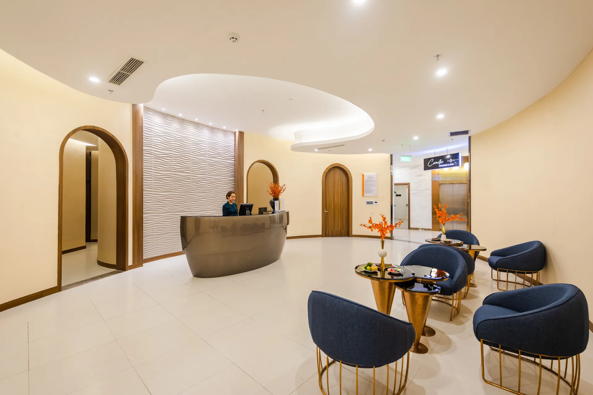 Khu lễ tân spa hiện đại với không gian chờ thanh lịch và thư giãn.