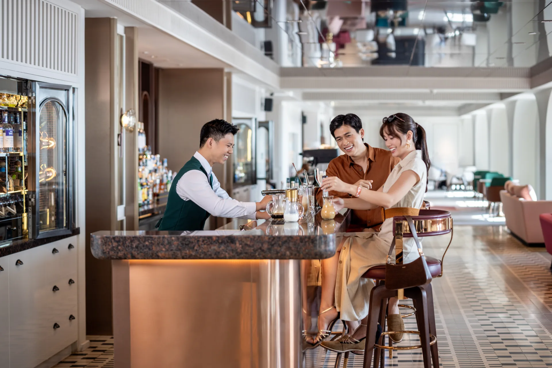 Francesca là điểm dừng chân lý tưởng để thư giãn bên hồ bơi rooftop, thưởng thức đồ uống và ngắm ánh chiều trải dài trên biển Phú Quốc.