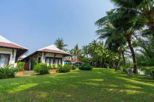 Khu vườn cỏ xanh mướt trải dài bên các căn bungalow mái ngói mộc mạc.