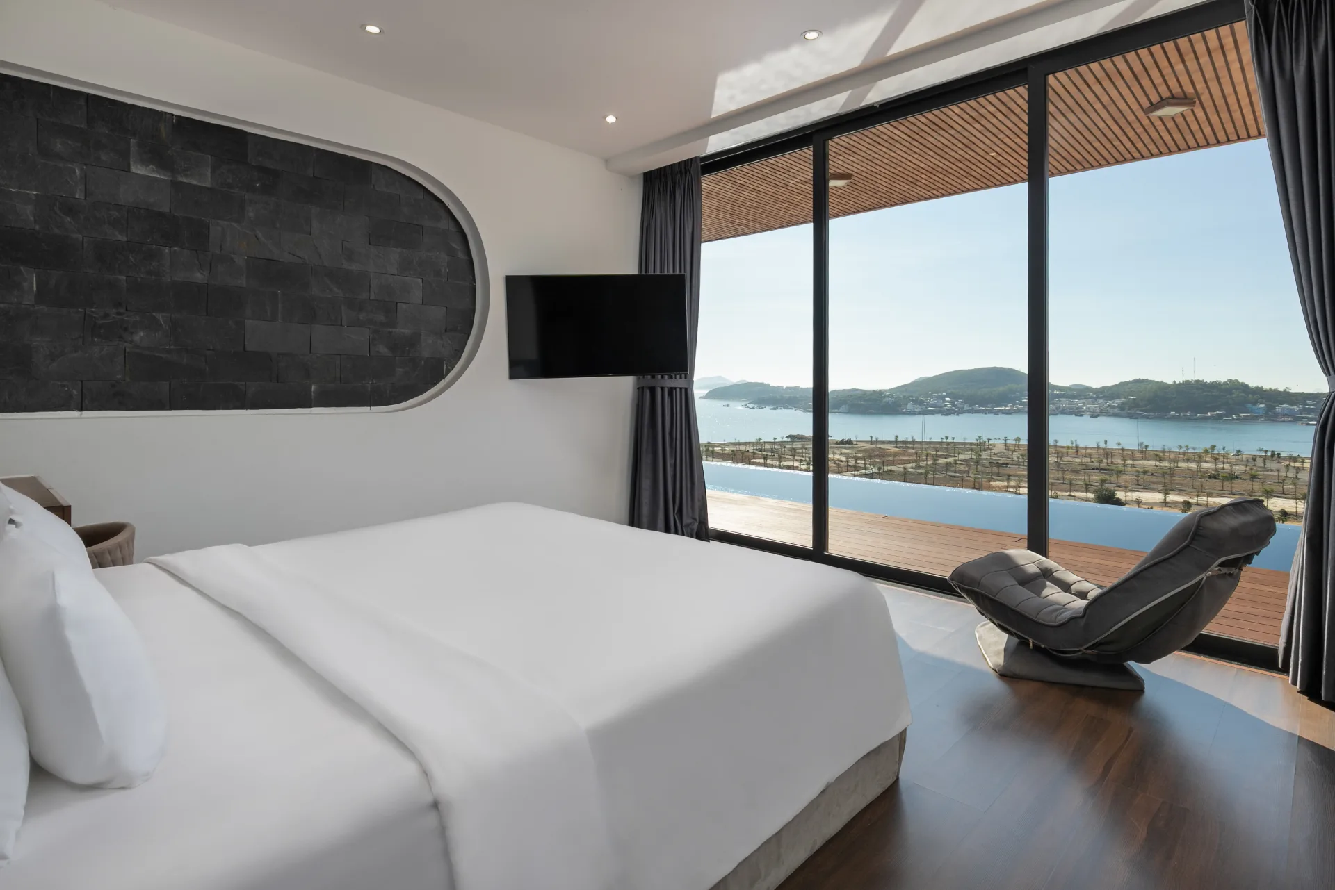 Ocean Front Anh Nguyễn Nha Trang bảng giá