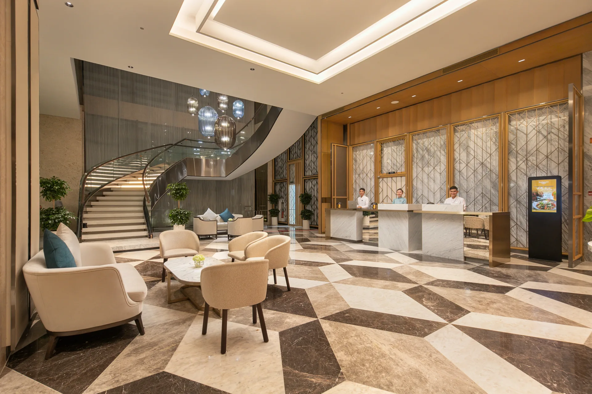 Sảnh Grand Hyams Hotel Quy Nhon Beach mang phong cách hiện đại, sang trọng, tạo cảm giác chỉn chu và thoải mái ngay từ khi khách đặt chân đến.