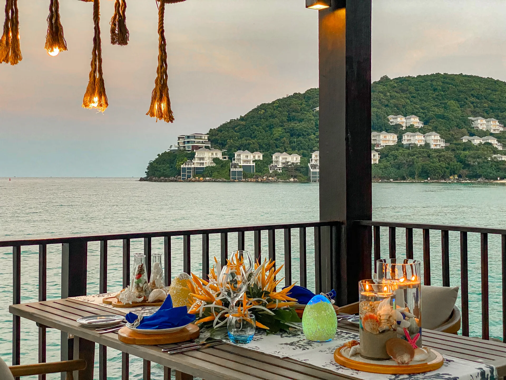 Các chòi nghỉ hướng biển tạo điểm dừng chân lý tưởng để thưởng thức đồ uống và ngắm cảnh biển Phú Quốc.