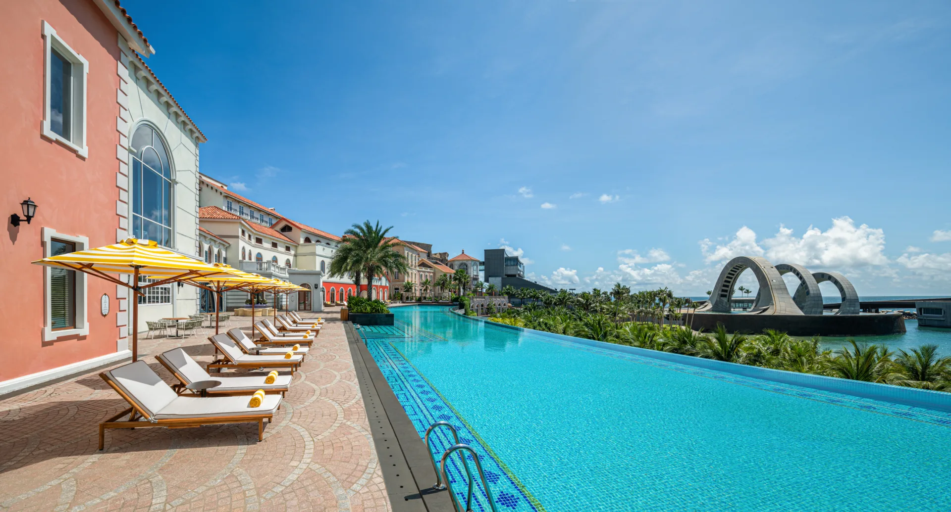 Francesca là điểm dừng chân lý tưởng để thư giãn bên hồ bơi rooftop, thưởng thức đồ uống và ngắm ánh chiều trải dài trên biển Phú Quốc.