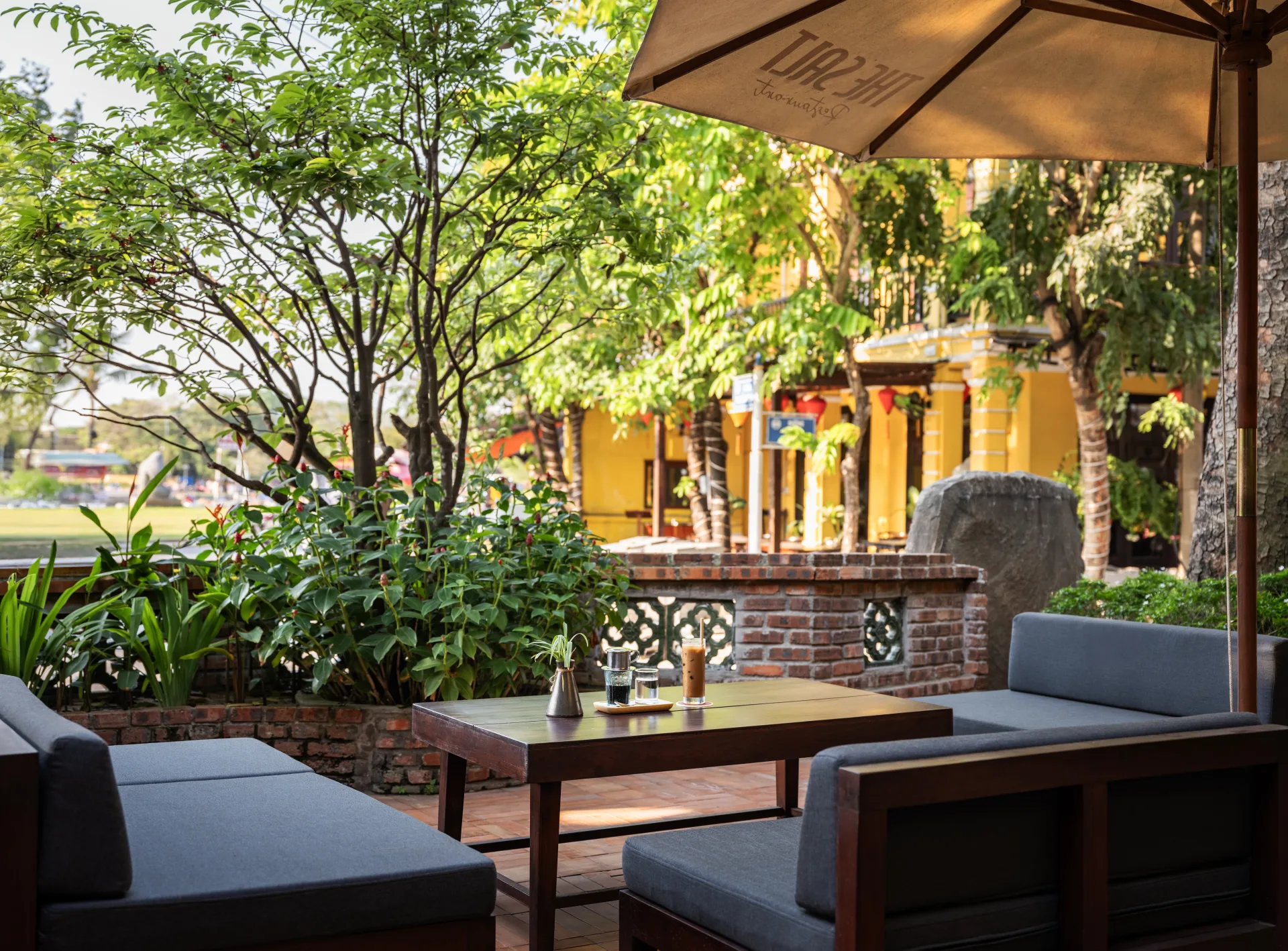 Khởi đầu ngày mới bằng bữa sáng phong phú trước khi khám phá vẻ đẹp bình yên của phố Hội.