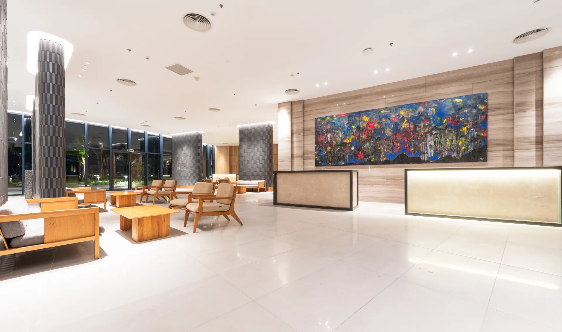 Không gian sảnh hiện đại và thoáng rộng tại The Empyrean Cam Ranh Beach Resort.