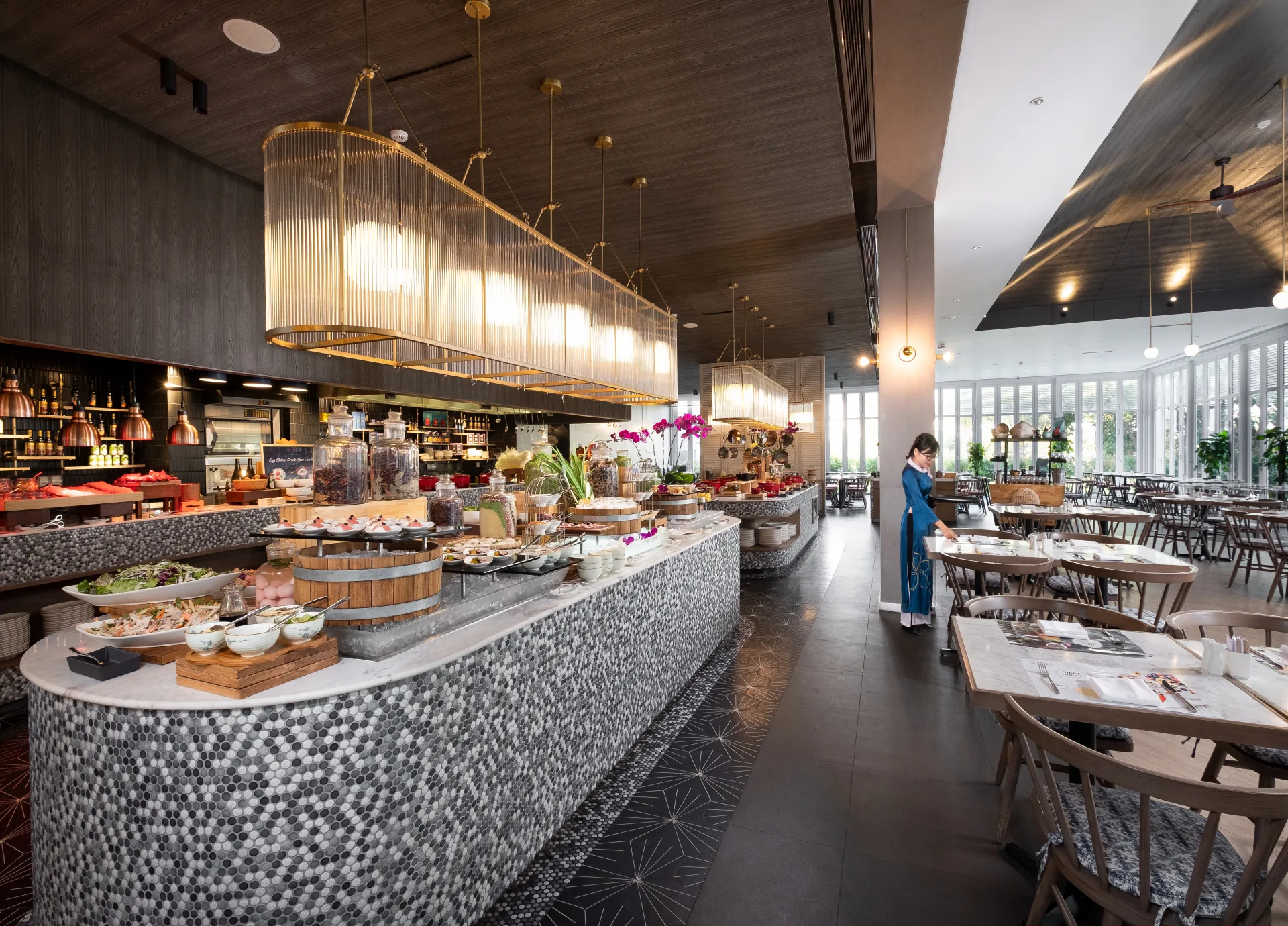 Nhà hàng The Market phục vụ buffet sáng và thực đơn đa dạng trong ngày.