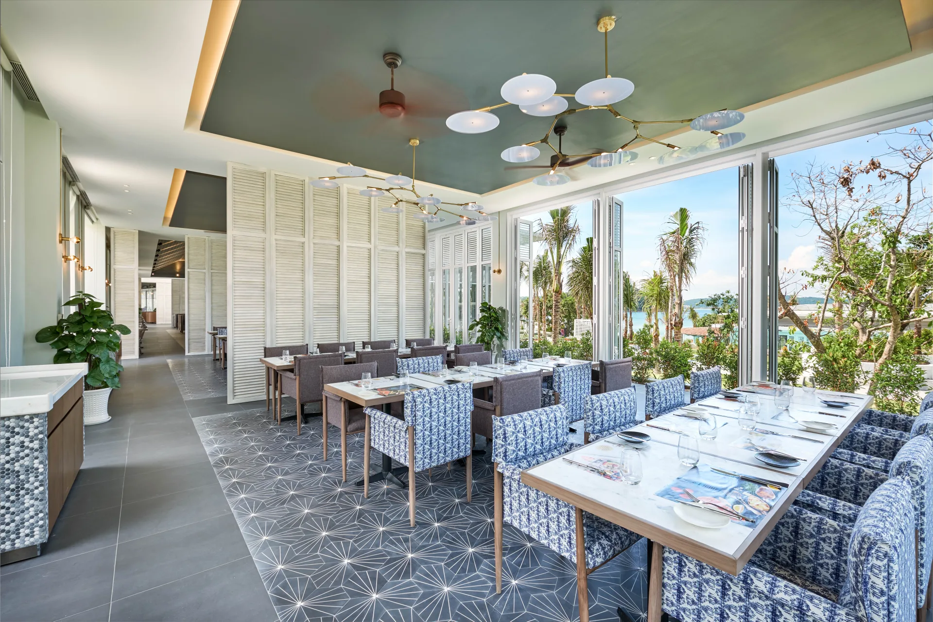 Buffet sáng với nhiều lựa chọn món Việt Nam và quốc tế giúp du khách khởi đầu ngày mới trọn vẹn.