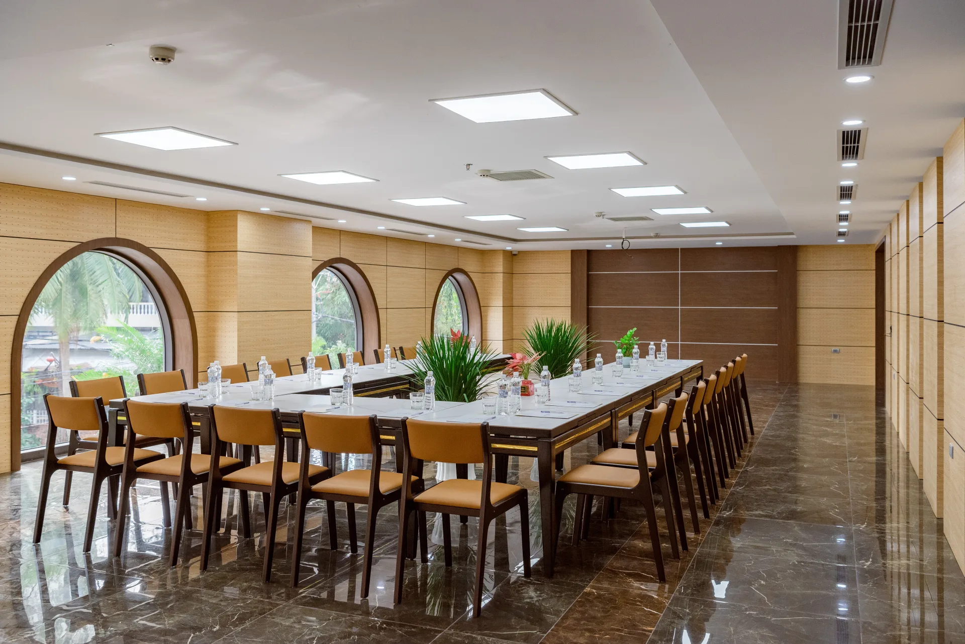 không gian hội nghị riêng tư, phù hợp cho họp doanh nghiệp, đào tạo và sự kiện