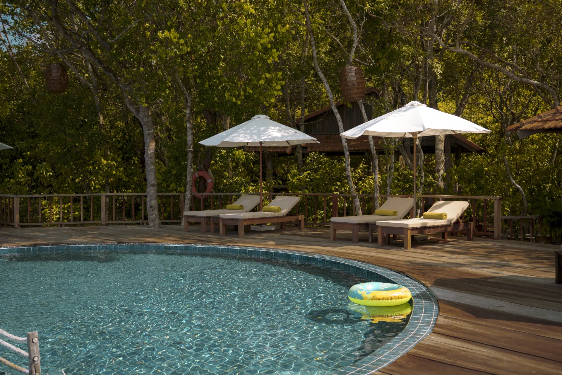 Hồ bơi riêng giữa khu vườn nhiệt đới mang đến những phút giây thư giãn riêng tư ngay tại villa.