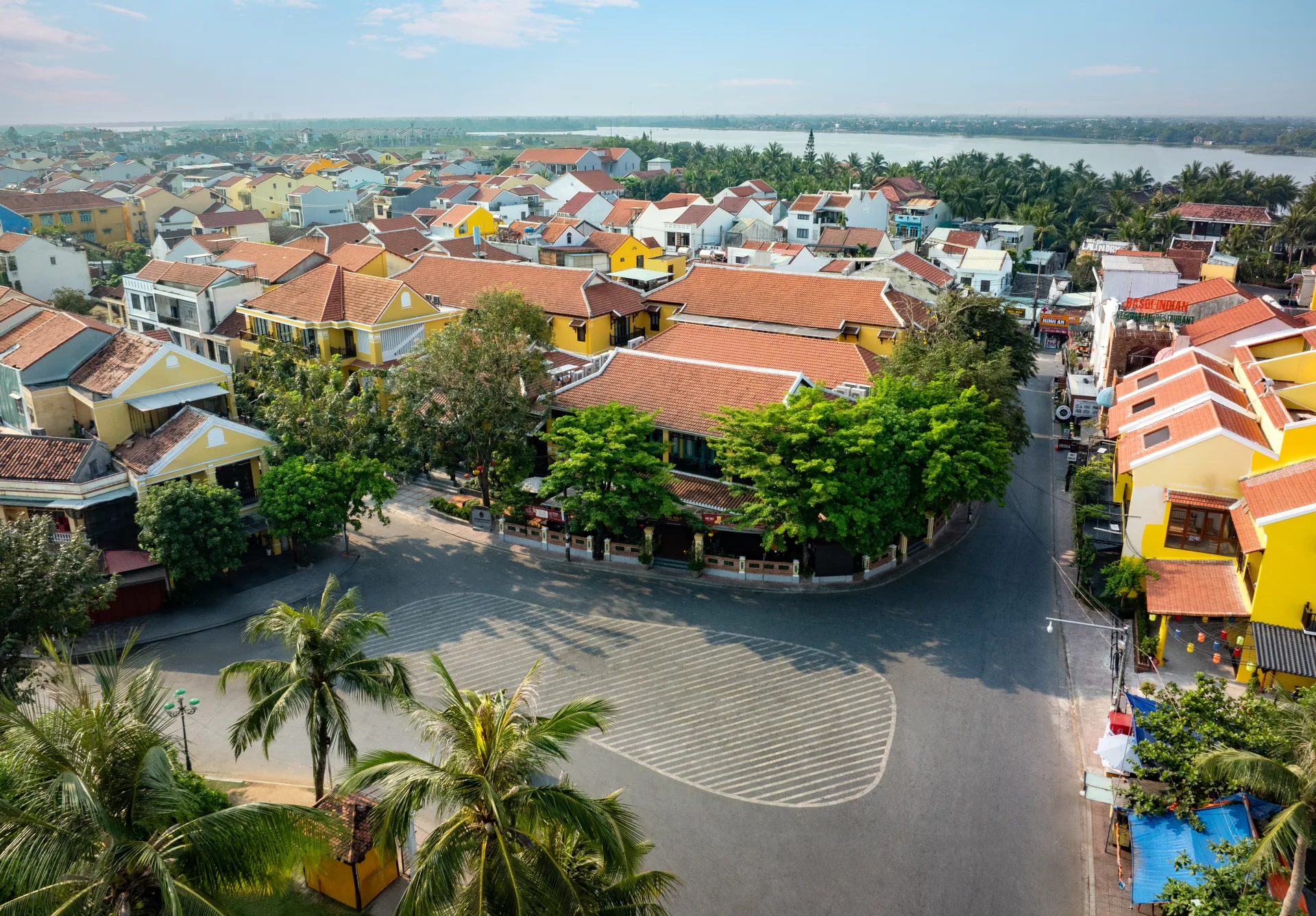 The Signature Hoi An mang đến trải nghiệm nghỉ dưỡng kết hợp khám phá trọn vẹn vẻ đẹp của phố Hội.