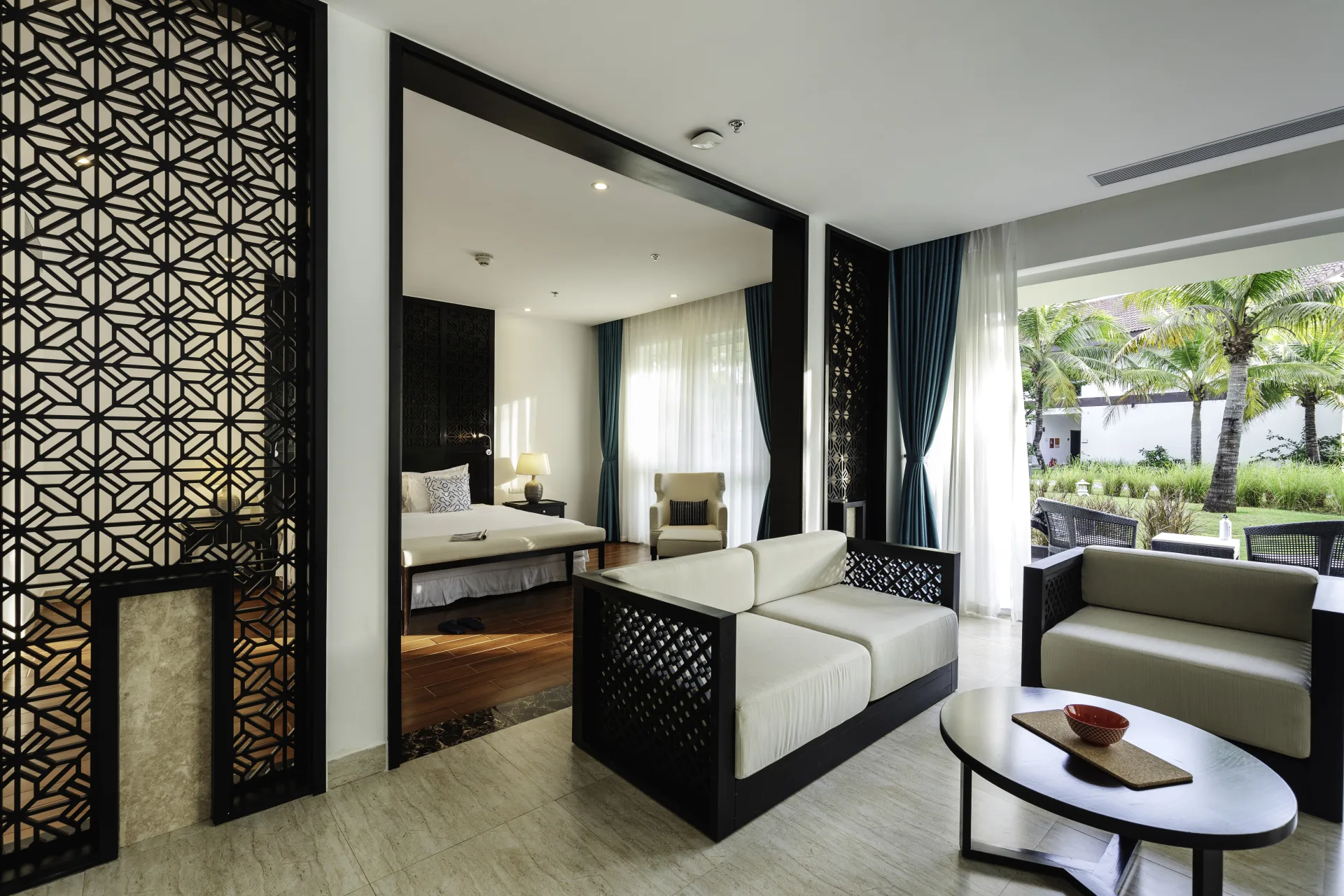 Hệ thống phòng nghỉ hiện đại với thiết kế tinh tế, đầy đủ tiện nghi và tầm nhìn hướng biển hoặc khu vườn xanh mát.