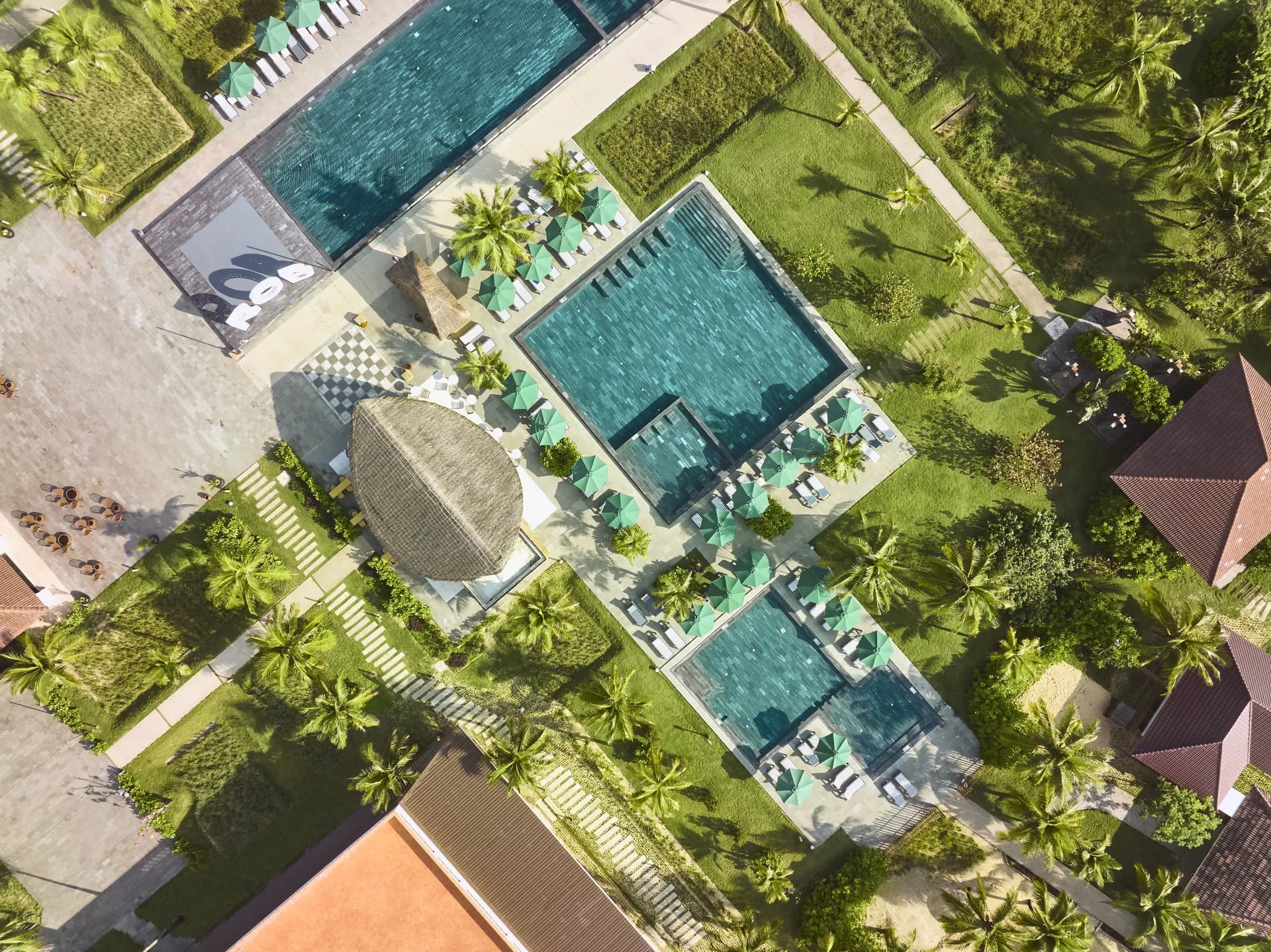 ROBINSON NAM HOI AN sở hữu vị trí đắc địa bên bãi biển Tam Tiến, mang đến không gian nghỉ dưỡng sang trọng giữa thiên nhiên biển xanh.