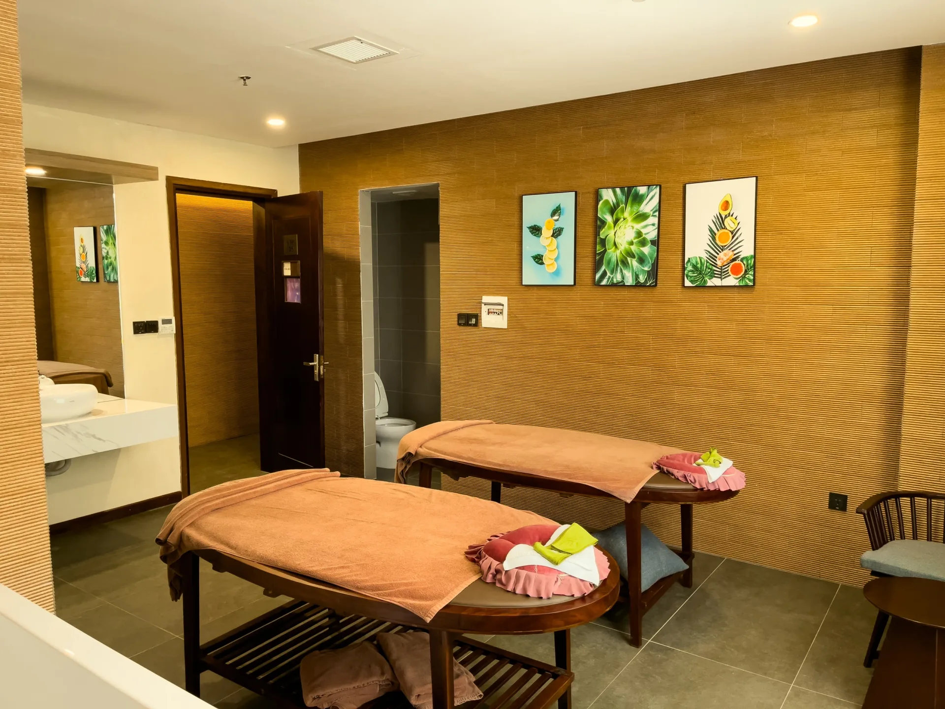 Không gian spa yên tĩnh dành cho những phút thư giãn và chăm sóc cơ thể.