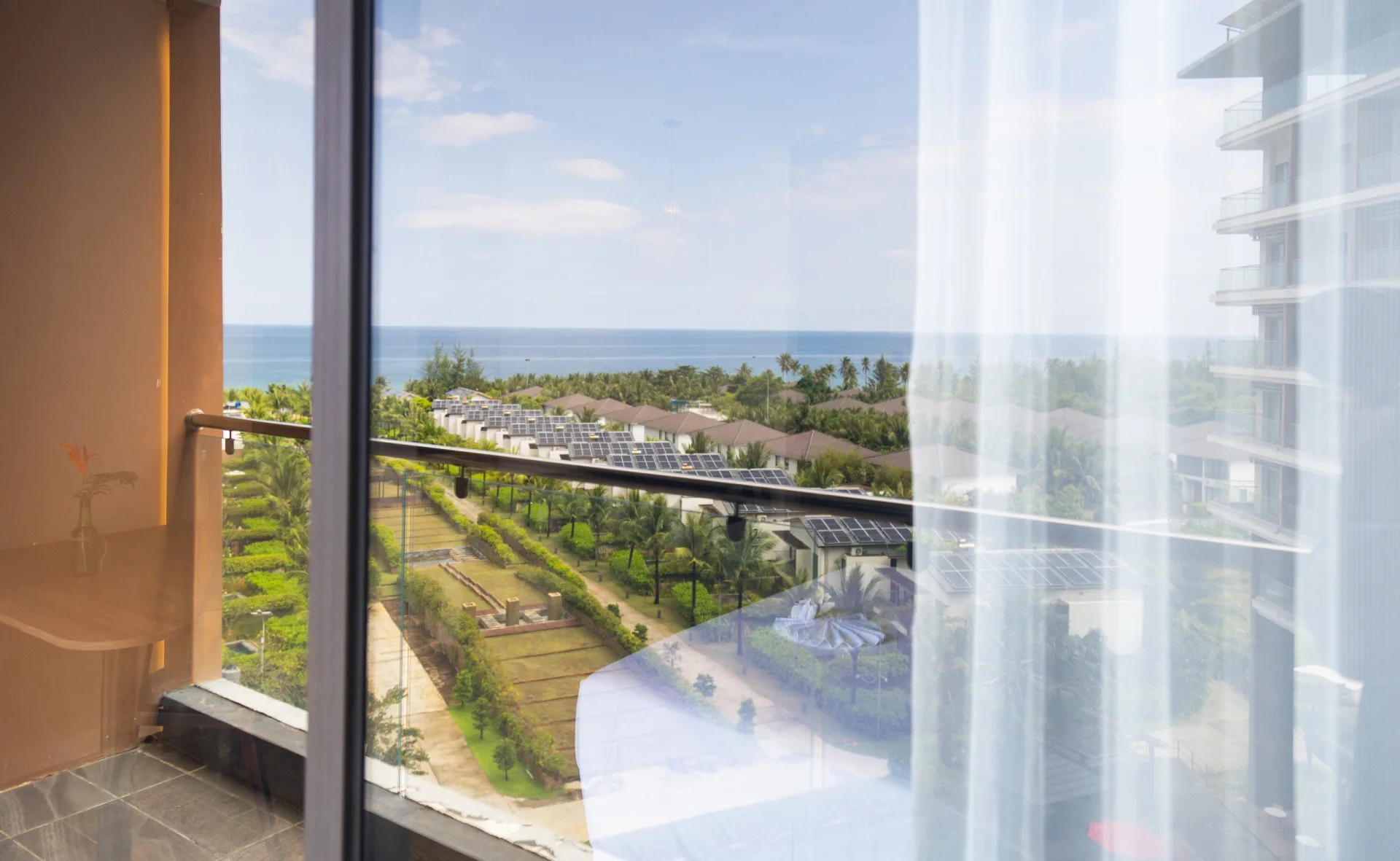 Suite Ocean View mang đến không gian nghỉ dưỡng rộng rãi cùng tầm nhìn biển.