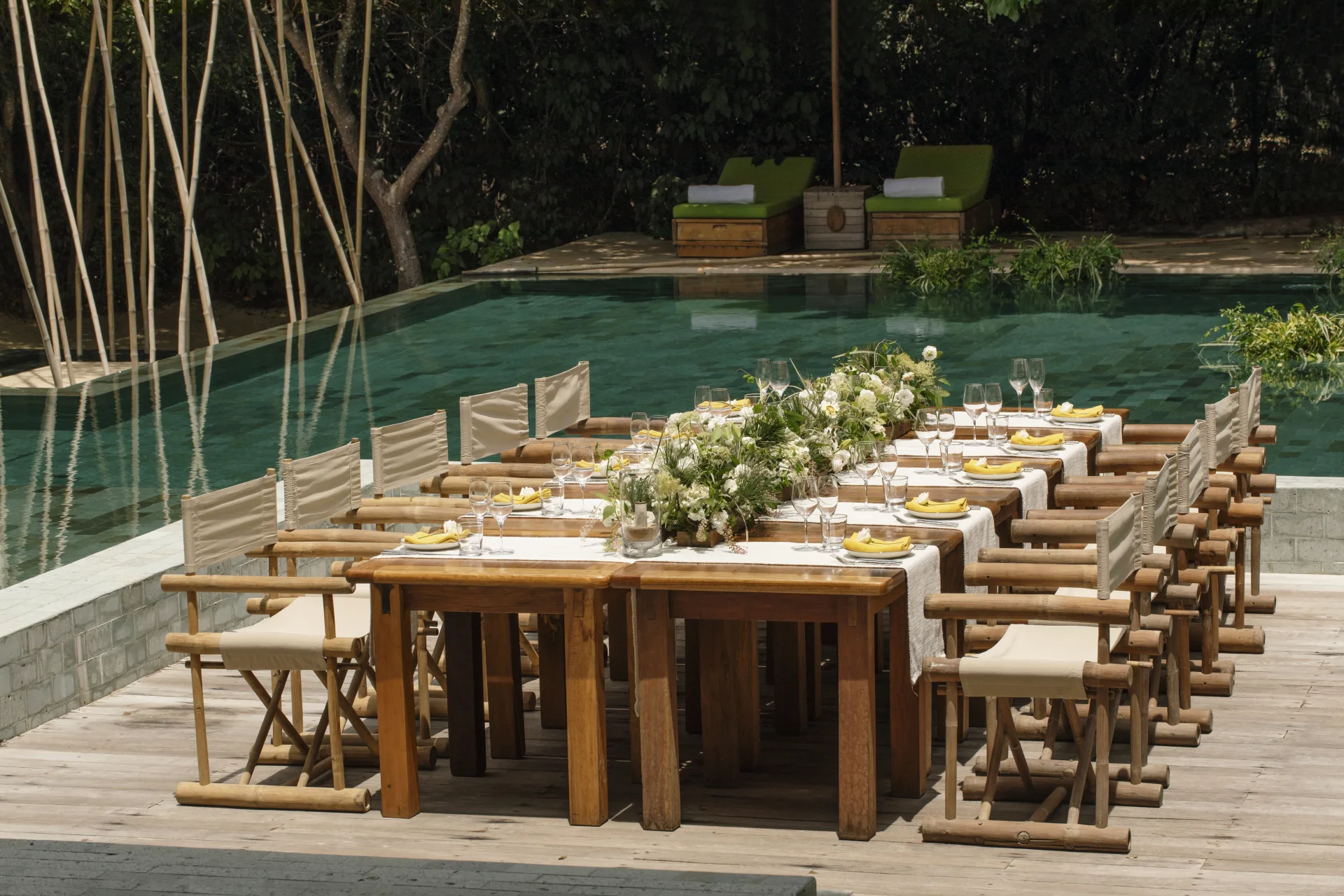 Thưởng thức ẩm thực trong không gian riêng tư bên biển là trải nghiệm đáng nhớ tại resort.