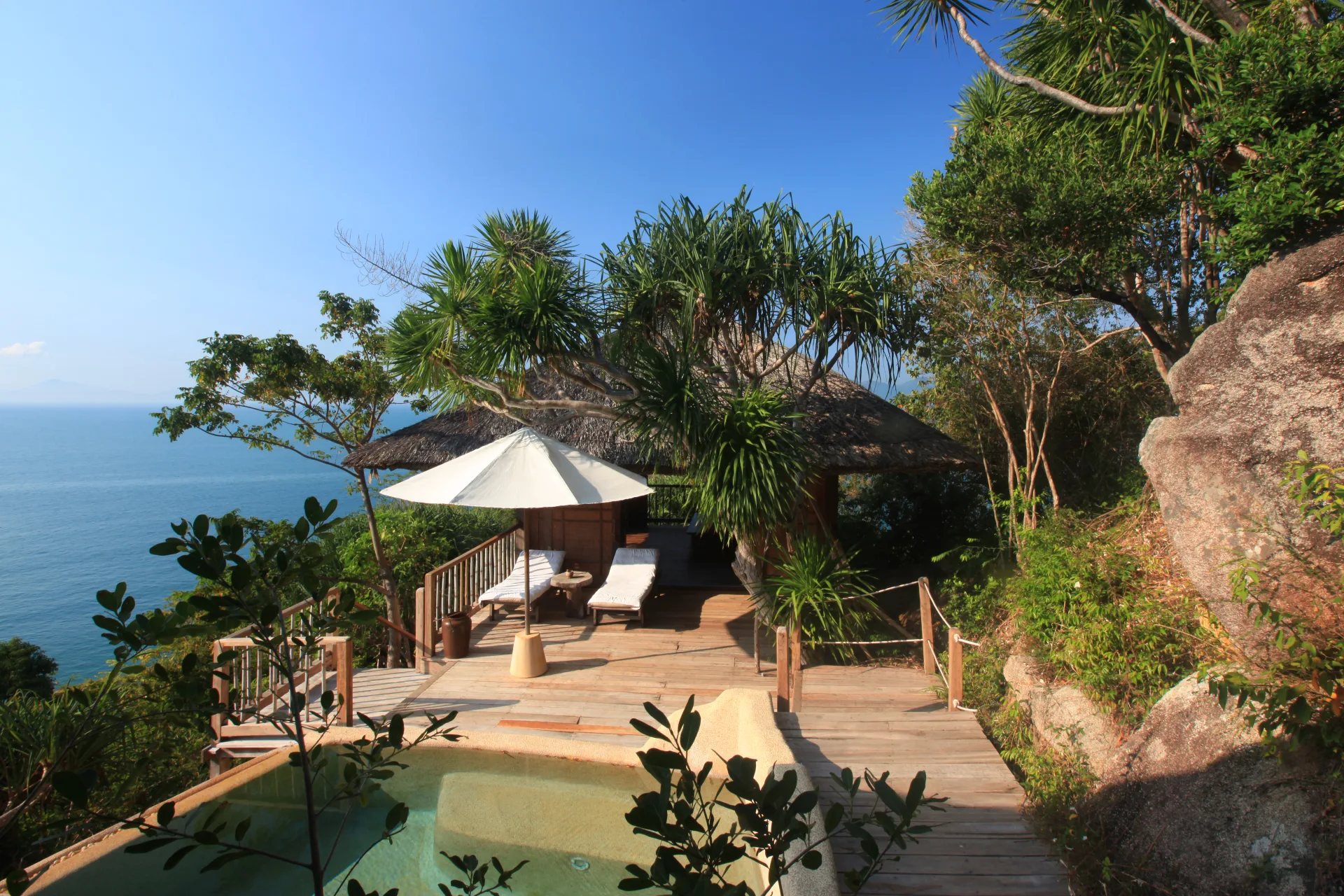 Hành trình đến Six Senses Ninh Van Bay bằng tàu cao tốc mở đầu cho kỳ nghỉ riêng tư và khác biệt.