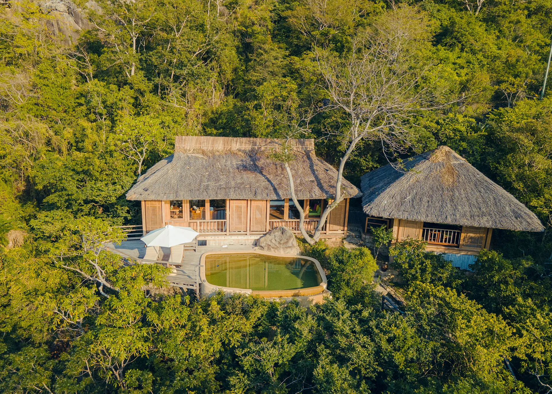 Six Senses Ninh Van Bay nằm biệt lập giữa biển xanh và núi rừng nguyên sơ của vịnh Ninh Vân.