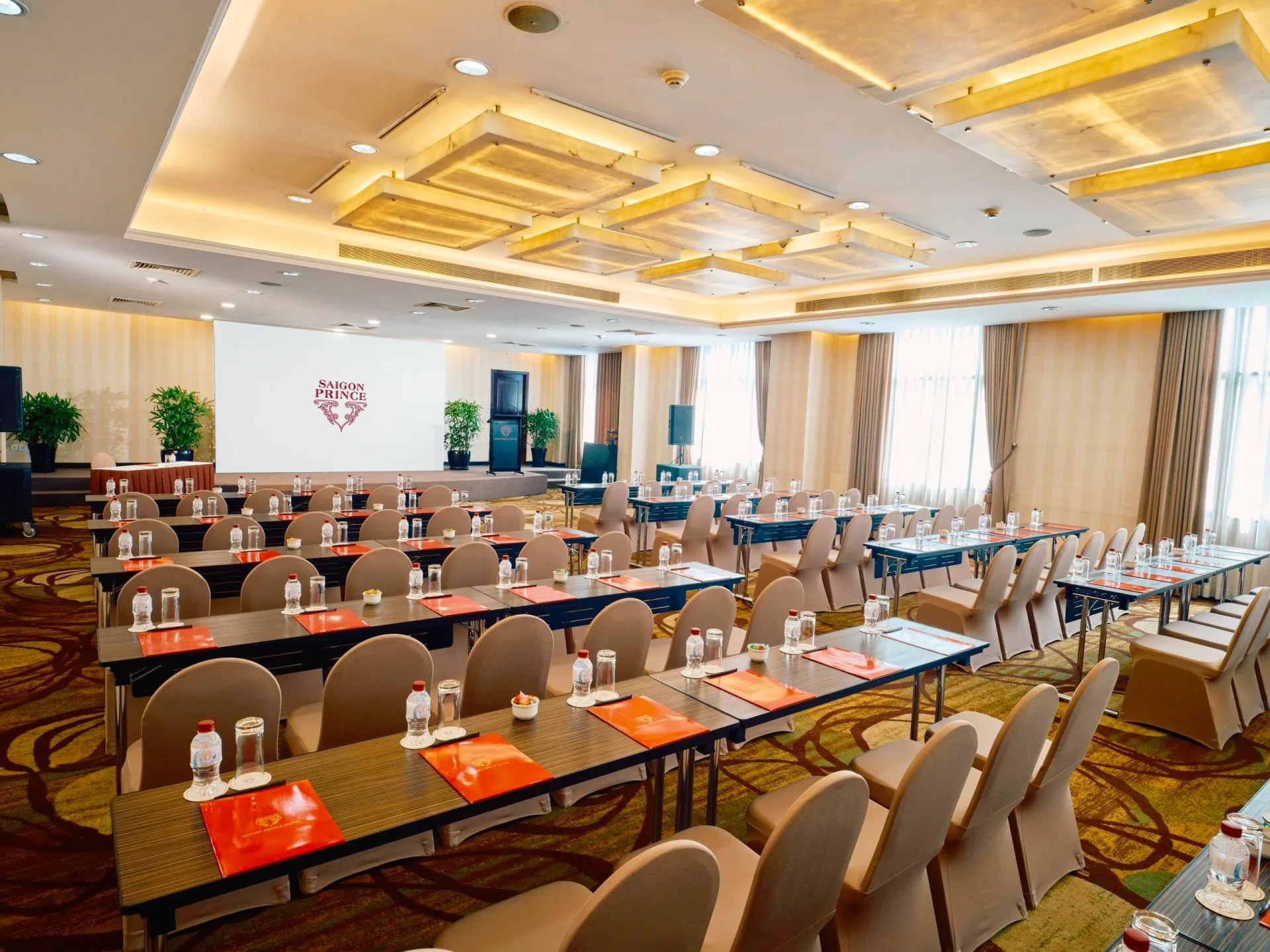 Không gian hội nghị linh hoạt, phù hợp với các buổi họp, hội thảo và sự kiện doanh nghiệp.