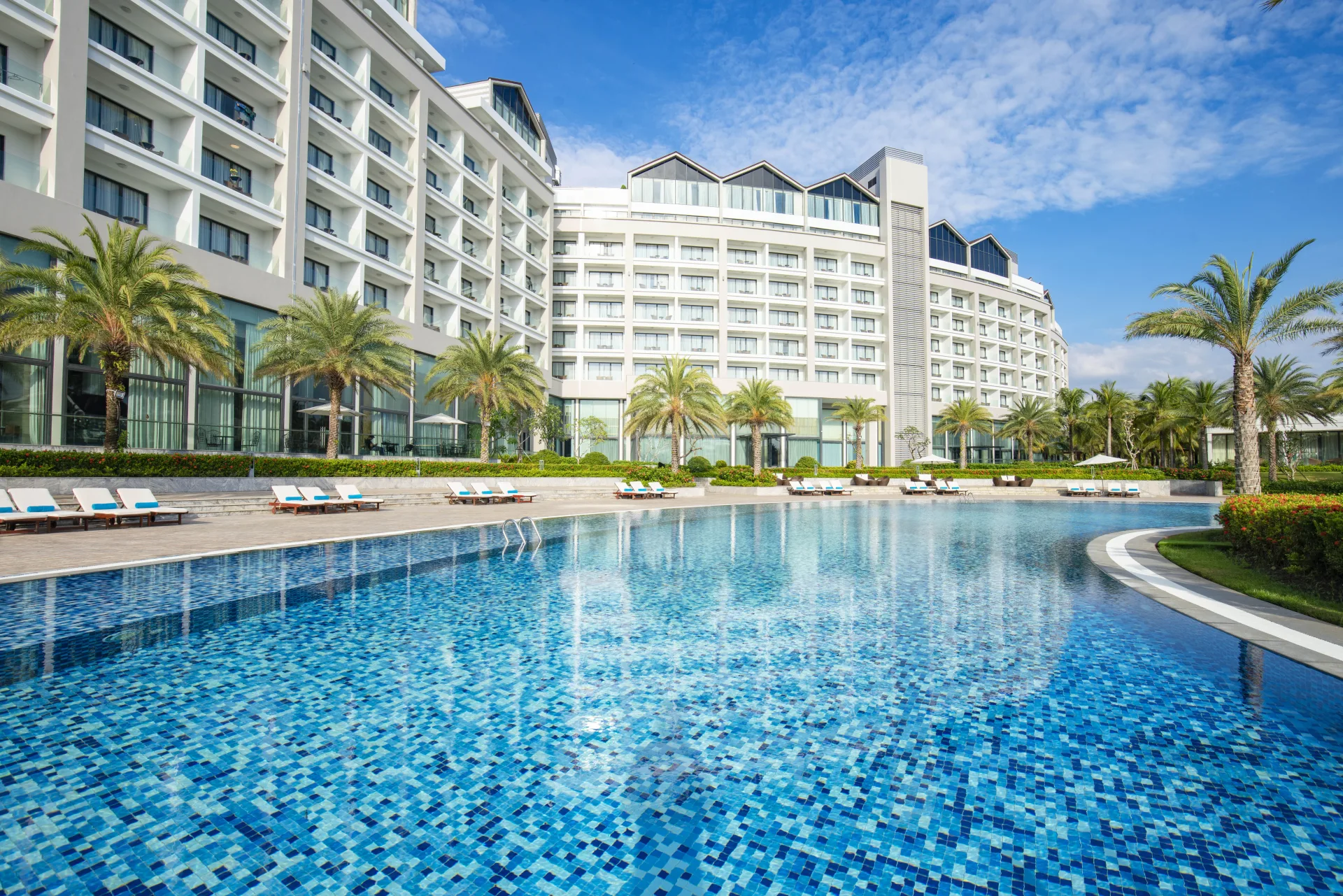 Hồ bơi ngoài trời phong cách đầm phá được bao quanh bởi khu vườn nhiệt đới.