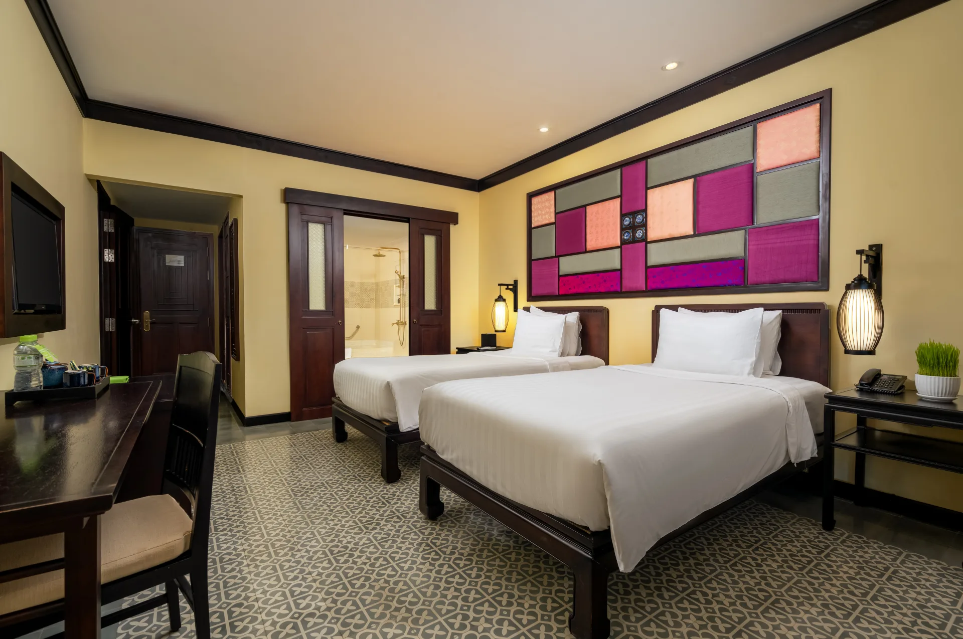 FAMILY SUITE CONNECTING DOOR