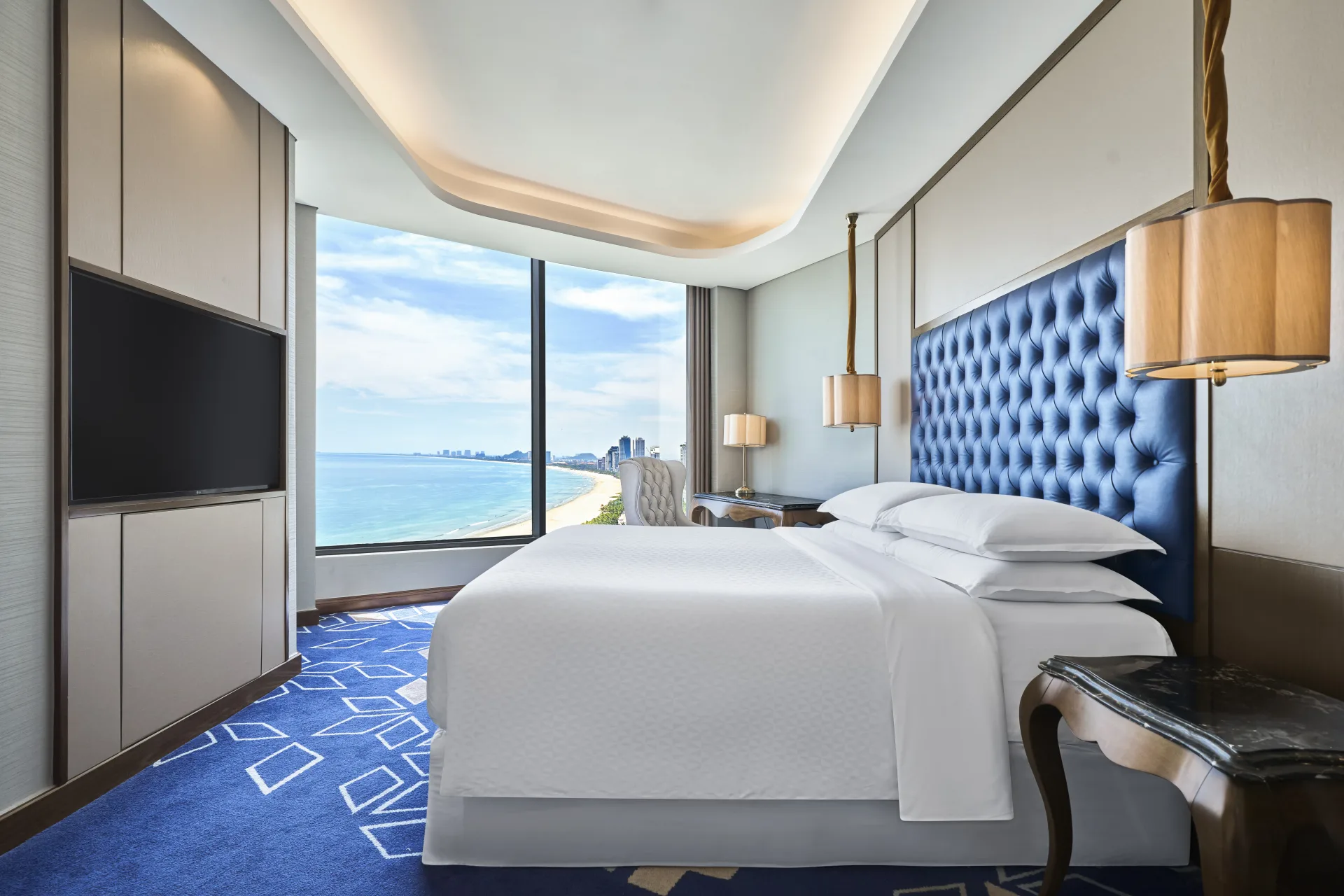 Panoramic Corner Suite