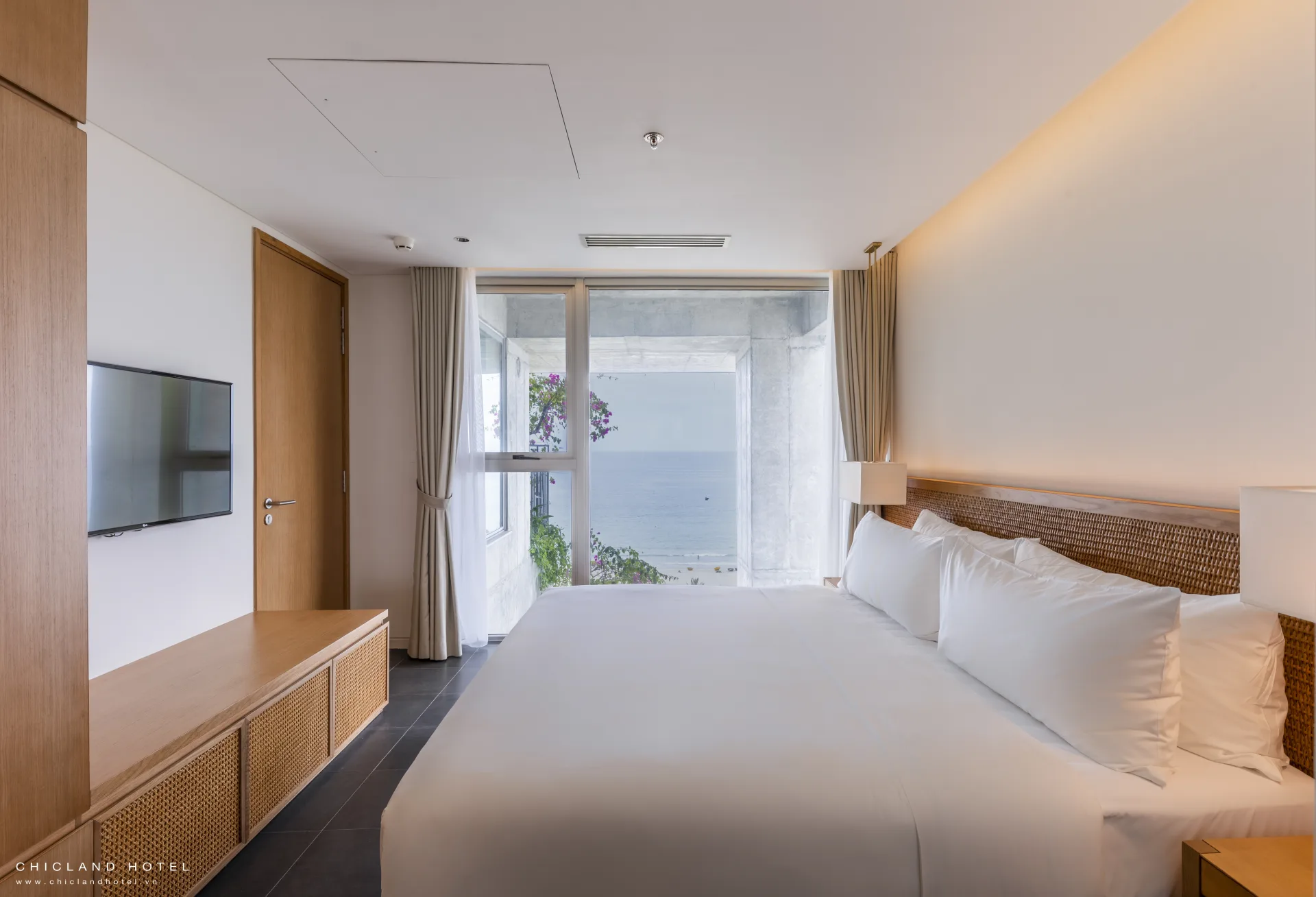  One Bedroom Oceanfront Apartment with Balcony