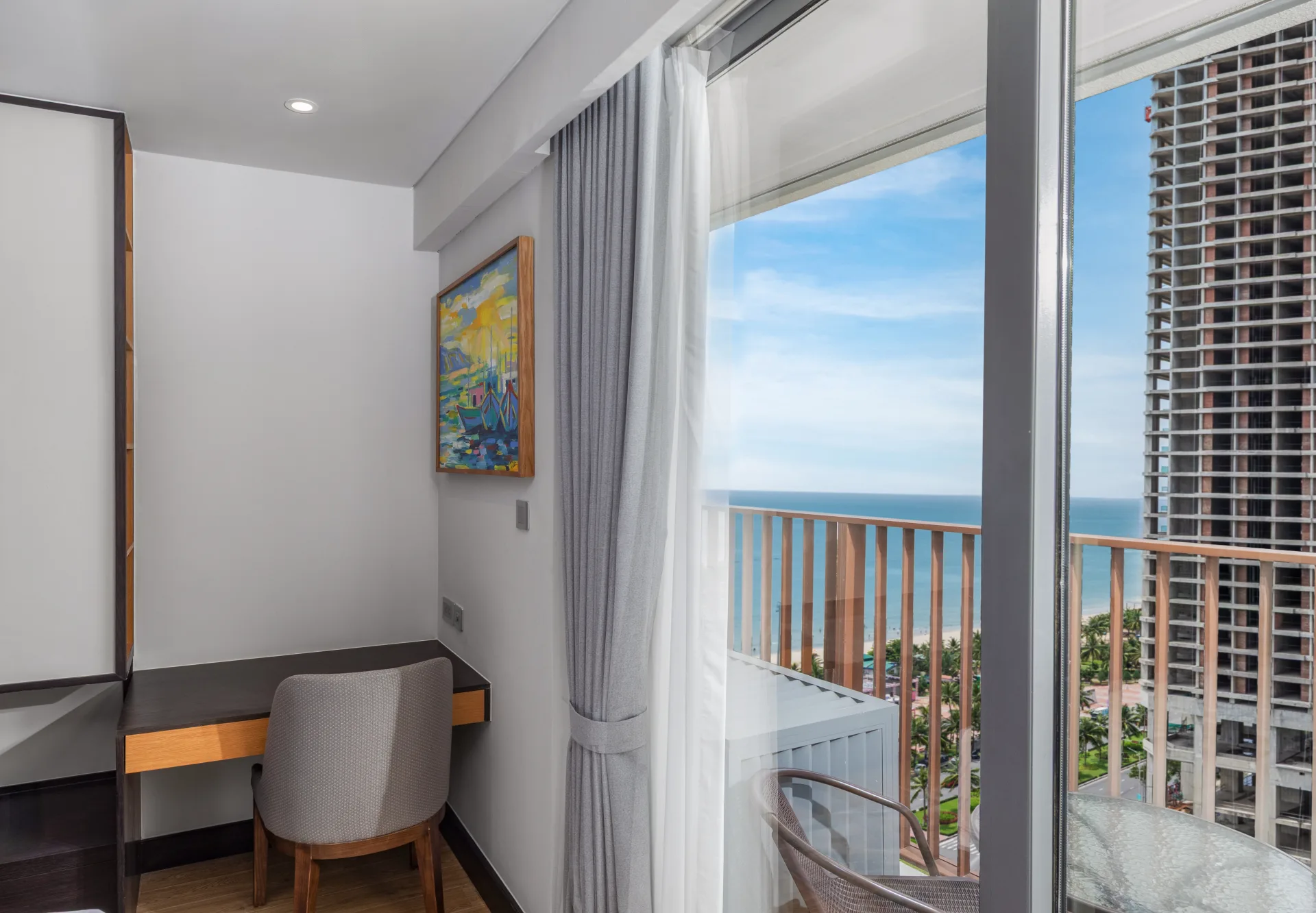 Deluxe Studio, Partial Sea view (không kê giường phụ)