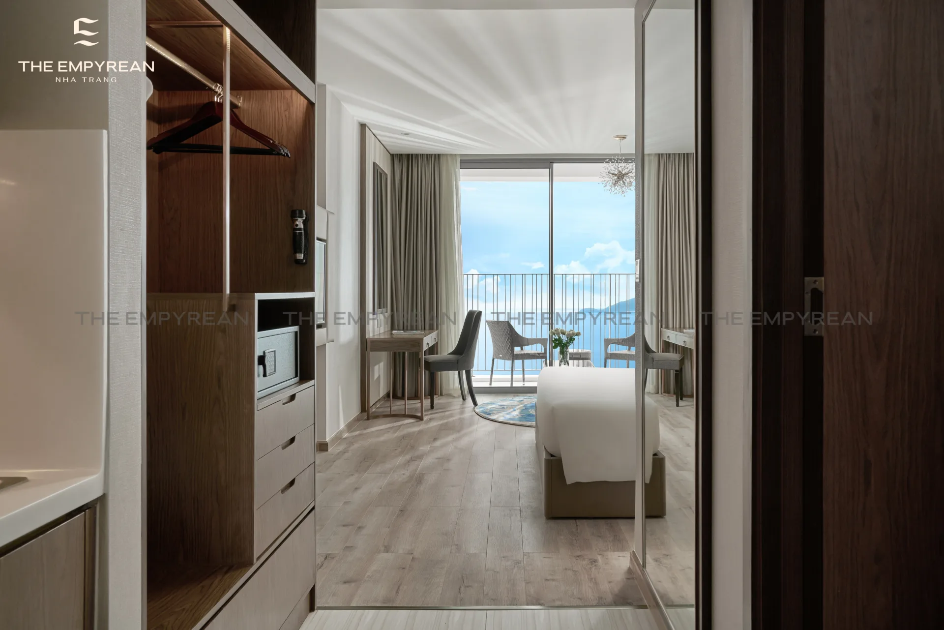 Deluxe Ocean with Balcony (Twin/King)