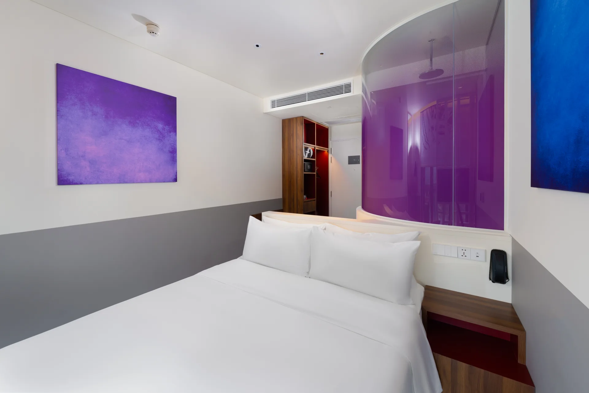 1 Queen Bed Ocean View	