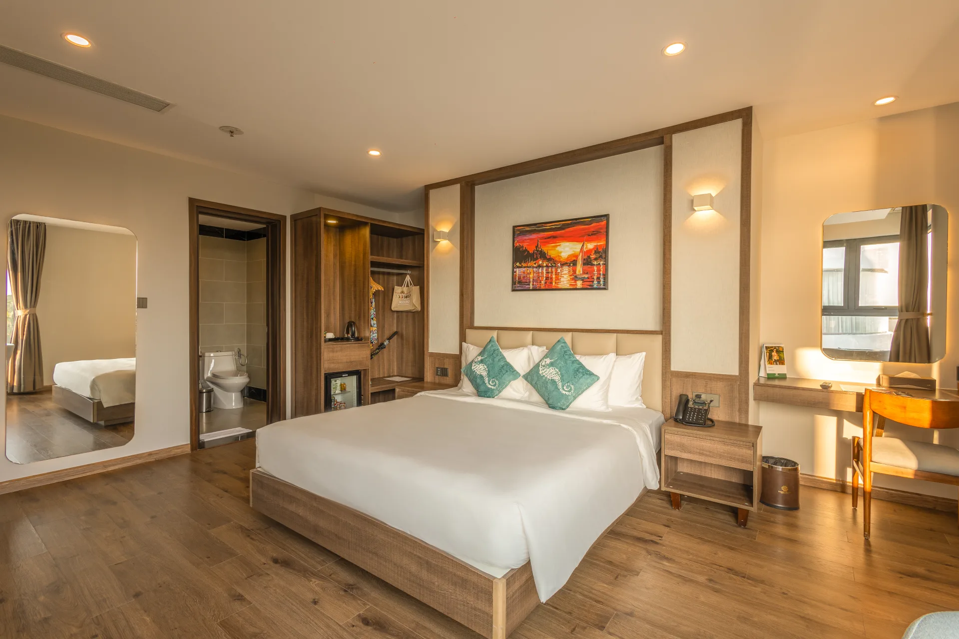 Deluxe Partial Ocean View	