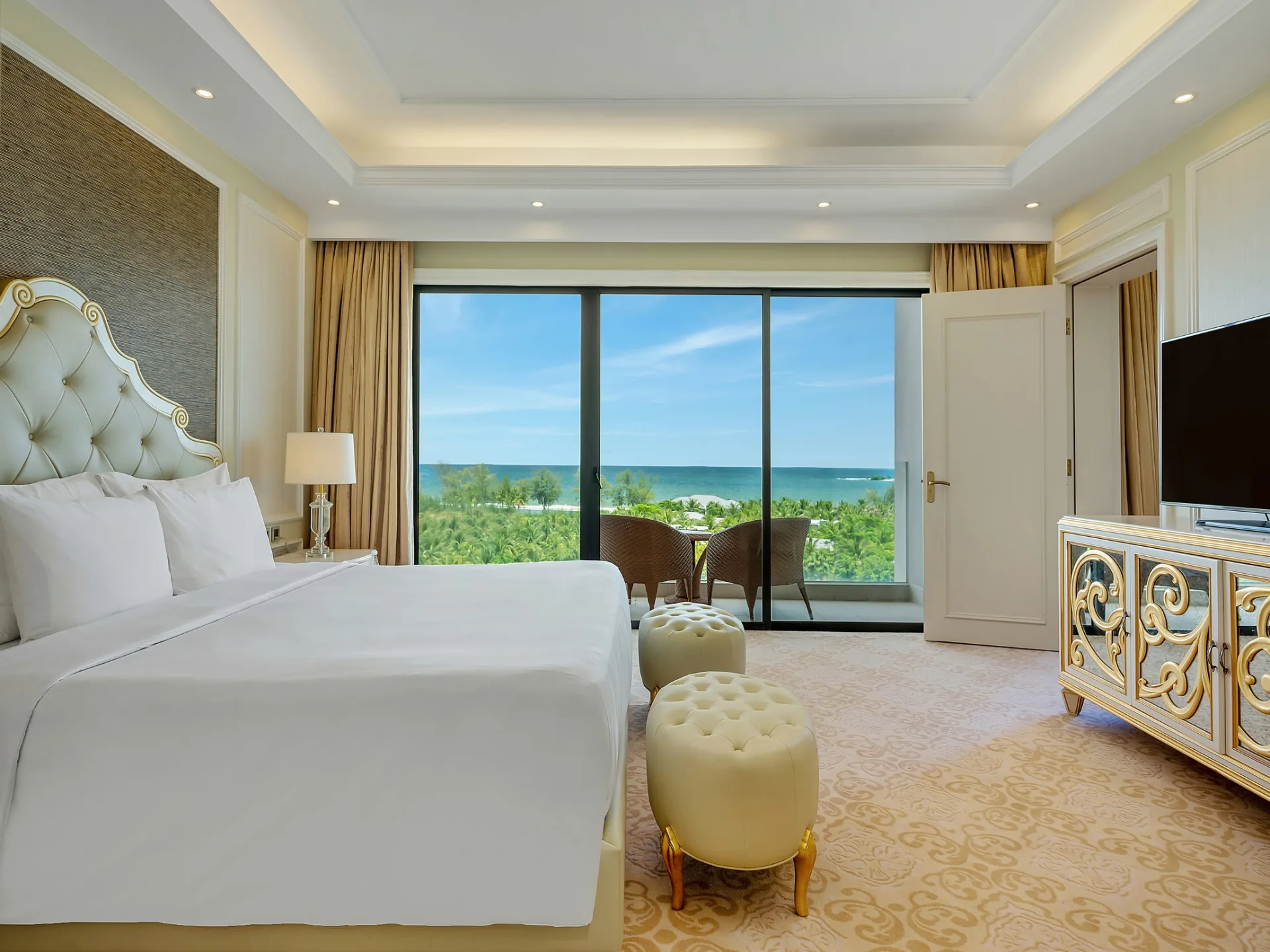 Sea view Suite 90m2 with balcony and Lounge benefits	