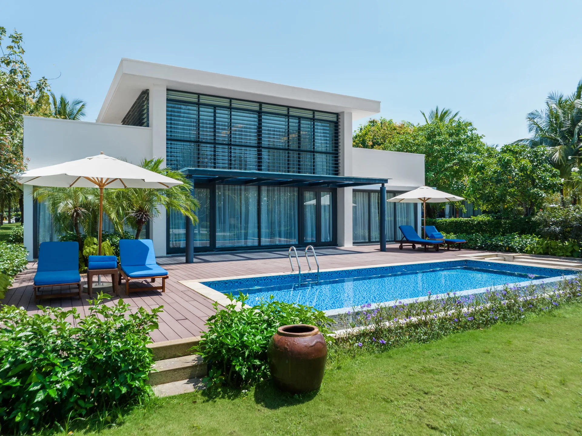 Two Bedrooms villa (165m2) with Lounge benefits