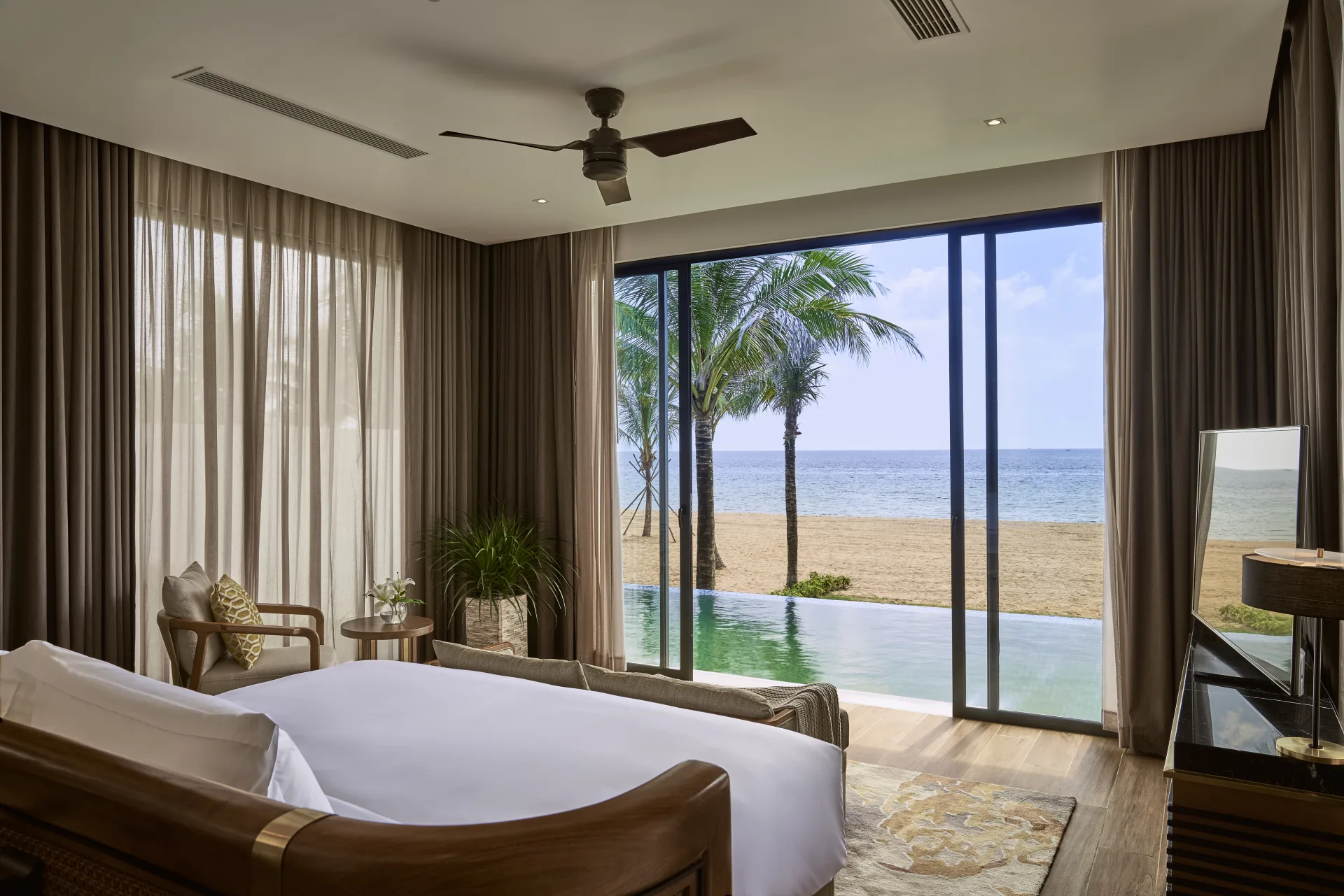 Three Bedroom Villa with - Beach Front