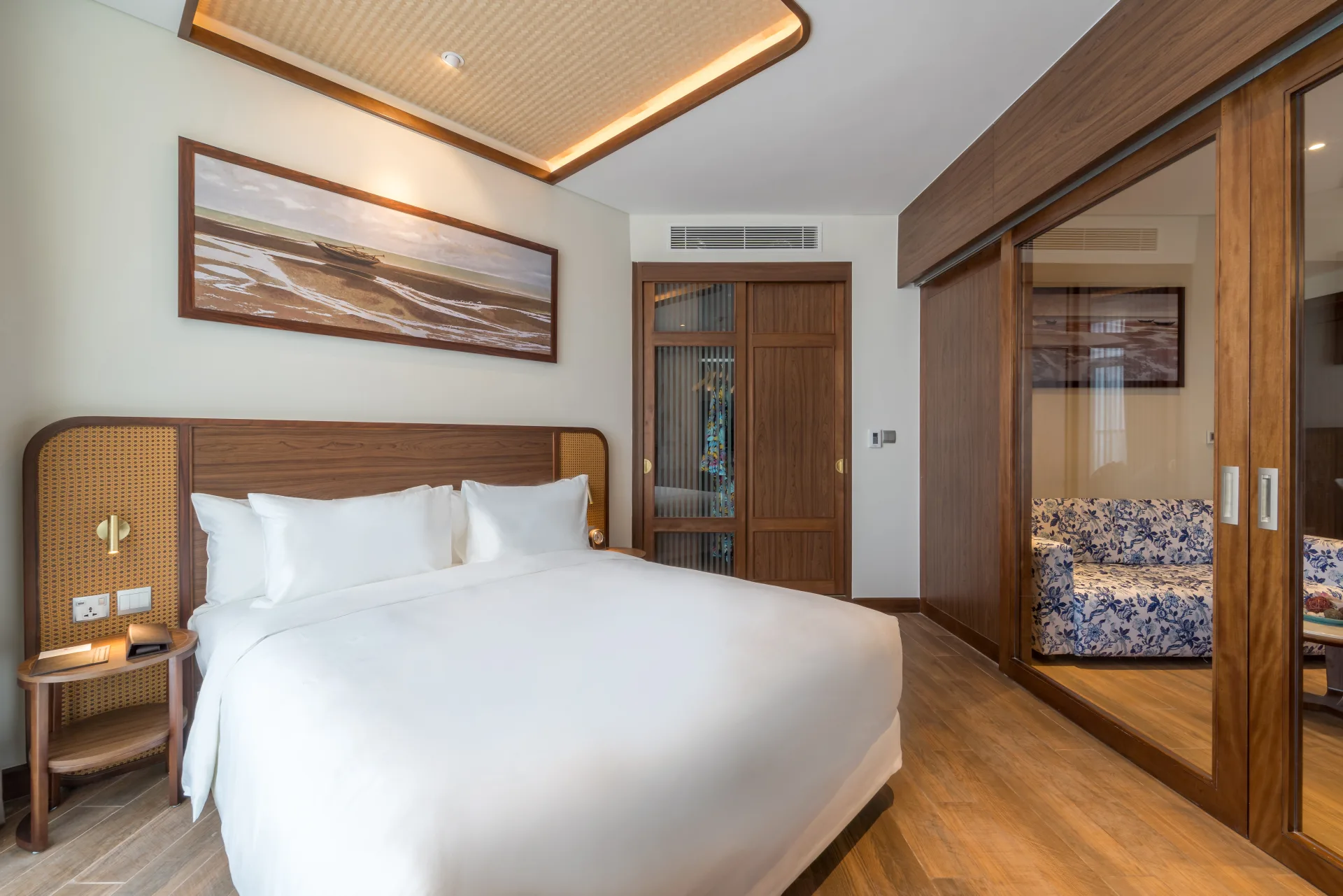 Deluxe King with Pool View	